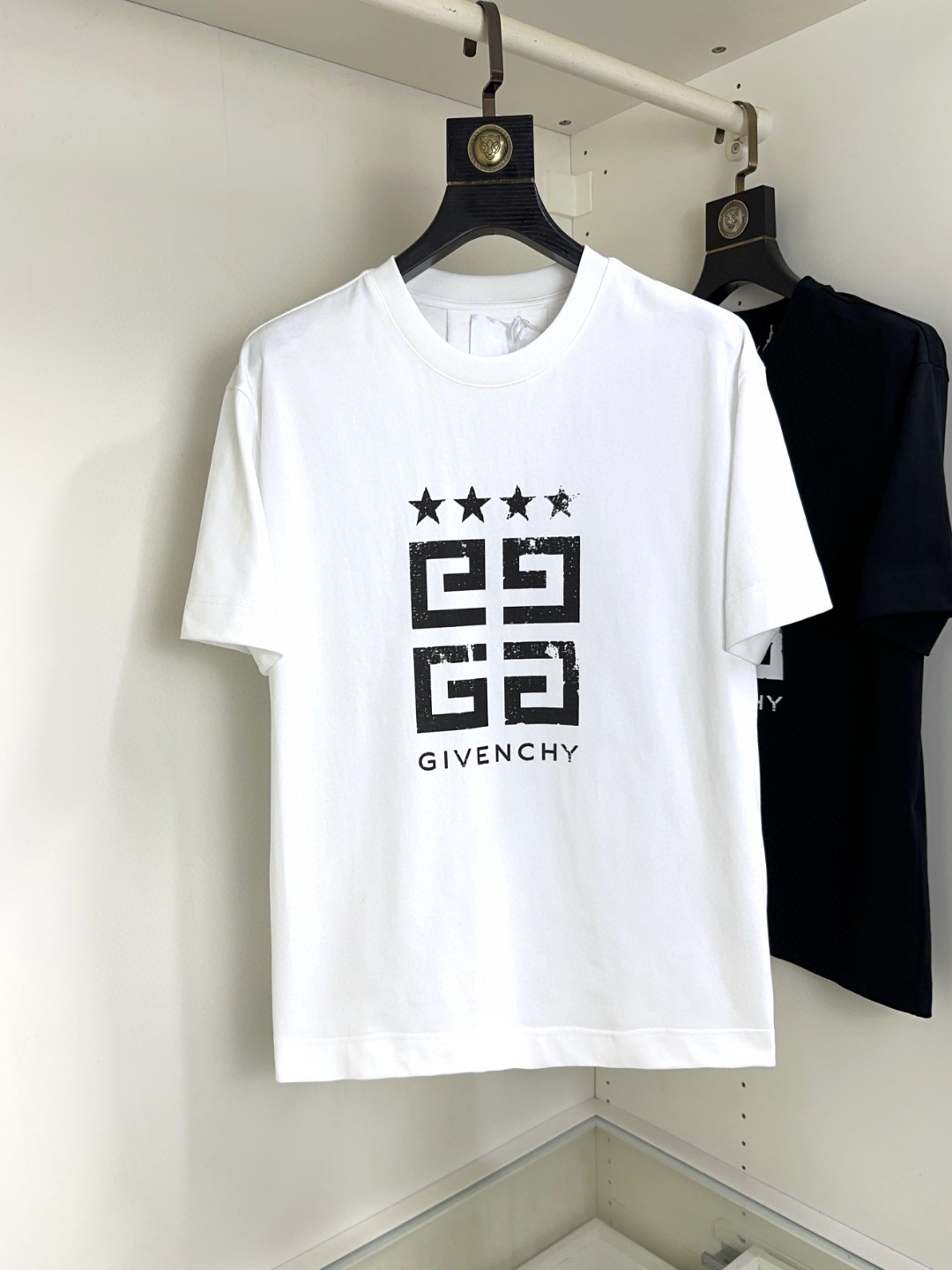 NO:161837,Givenchy Givenchy Fat Brother Gospel Maximum XL can wear 200 pounds, top-level round neck casual short sleeves, top-level version, high-end custom versatile styles, anyone can easily control the fabric, full customization and craftsmanship, the latest logo design of the luxurious classic brand on the chest, very high-end and those who understand goods must enter!  The style and tailoring are slim styles, which are very exquisite, showing aura and highlighting the exquisiteness of business men. This is the unique feature, the right slim fit, and the upper body effect is very good!  Size XS-XL (counter code is equivalent to M-3XL), given , given , given , given , T-shirt, alexander wang19860909Givenchy 纪梵希 胖哥福音最大XL可穿200斤 顶级圆领休闲短袖 顶级版本 高级定制百搭款式 任何人都可以轻松驾驭 面料全订制工艺 胸前奢华经典品牌最新logo设计,非常显档次懂货的必须入！版型剪裁属于修身款 非常精致,显气场,又会凸显商务男士的精致,这就是独到之处,恰到好处的修身,上身效果非常赞！尺码XS-XL（专柜码等同M-3XL）,,givenchy,givenchy,T-shirt,alexander wang,Men's clothing