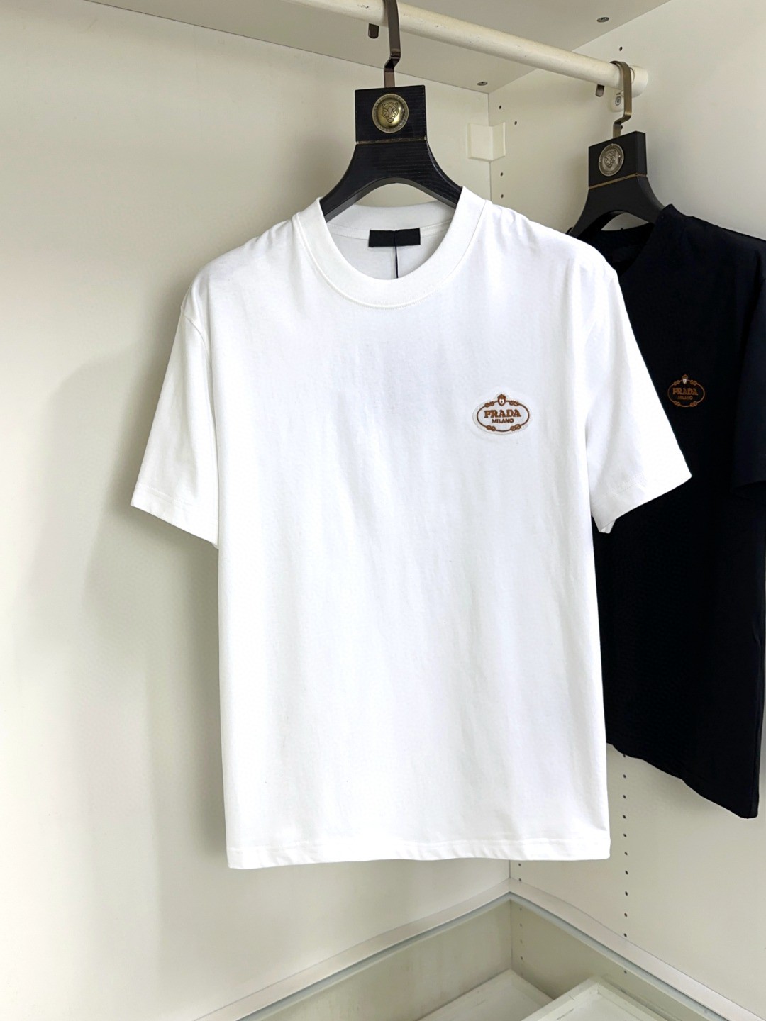 NO:161831,Prada Prada Fat Brother Gospel Maximum XL can wear 200 kilograms Top-level round neck casual short sleeves Top-level version High-end custom versatile styles Anyone can easily control the fabric is fully customized craftsmanship The latest logo design of the luxurious classic brand on the chest is very high-end, and those who understand goods must enter!  The style and tailoring are slim styles, which are very exquisite, showing aura and highlighting the exquisiteness of business men. This is the unique feature, the right slim fit, and the upper body effect is very good!  Size XS-XL (counter code is equivalent to M-3XL), prada, prada, T-shirt, alexander wang19860909Prada 普拉达 胖哥福音最大XL可穿200斤 顶级圆领休闲短袖 顶级版本 高级定制百搭款式 任何人都可以轻松驾驭 面料全订制工艺 胸前奢华经典品牌最新logo设计,非常显档次懂货的必须入！版型剪裁属于修身款 非常精致,显气场,又会凸显商务男士的精致,这就是独到之处,恰到好处的修身,上身效果非常赞！尺码XS-XL（专柜码等同M-3XL）,,prada,prada,T-shirt,alexander wang,Men's clothing