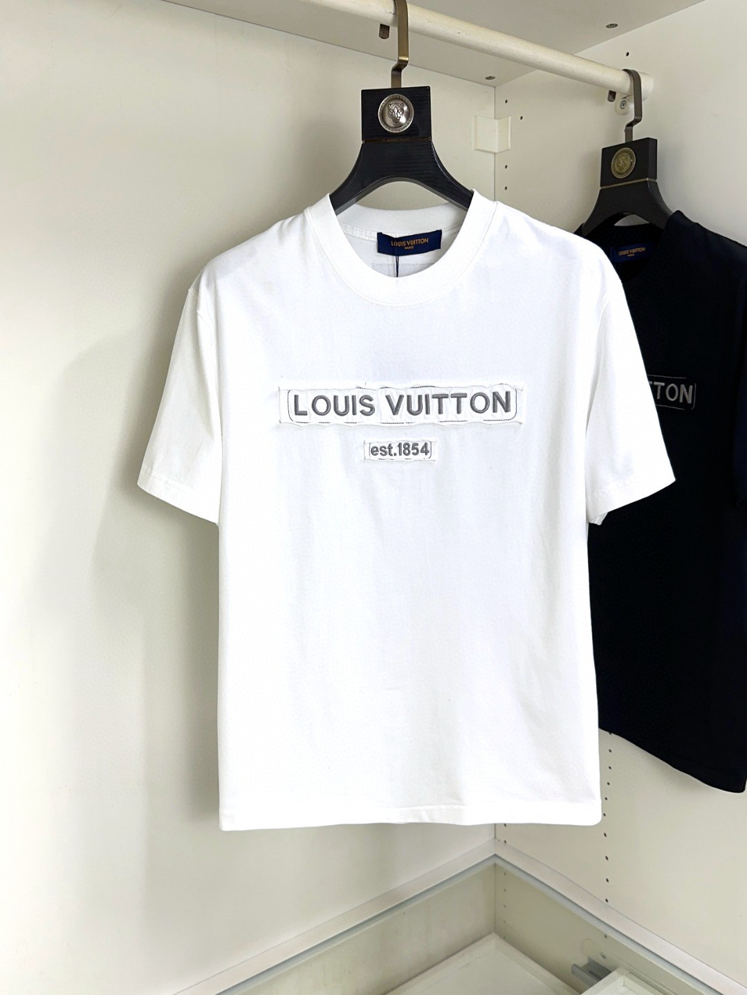 NO:161849,LV Louis Vuitton Fat Brother Gospel Max XL can wear 200 catties Top round neck casual short sleeves Top version High-end custom versatile styles Anyone can easily control the fabric is fully customized craftsmanship The latest logo design of the luxurious classic brand on the chest is very high-end, and those who understand goods must enter!  The style and tailoring are slim styles, which are very exquisite, showing aura and highlighting the exquisiteness of business men. This is the unique feature, the right slim fit, and the upper body effect is very good!  Size XS-XL (counter code is equivalent to M-3XL), louis vuitton,louis vuitton,t-shirt,alexander wang19860909LV 路易威登 胖哥福音最大XL可穿200斤 顶级圆领休闲短袖 顶级版本 高级定制百搭款式 任何人都可以轻松驾驭 面料全订制工艺 胸前奢华经典品牌最新logo设计,非常显档次懂货的必须入！版型剪裁属于修身款 非常精致,显气场,又会凸显商务男士的精致,这就是独到之处,恰到好处的修身,上身效果非常赞！尺码XS-XL（专柜码等同M-3XL）,,louis vuitton,louis vuitton,T-shirt,alexander wang,Men's clothing