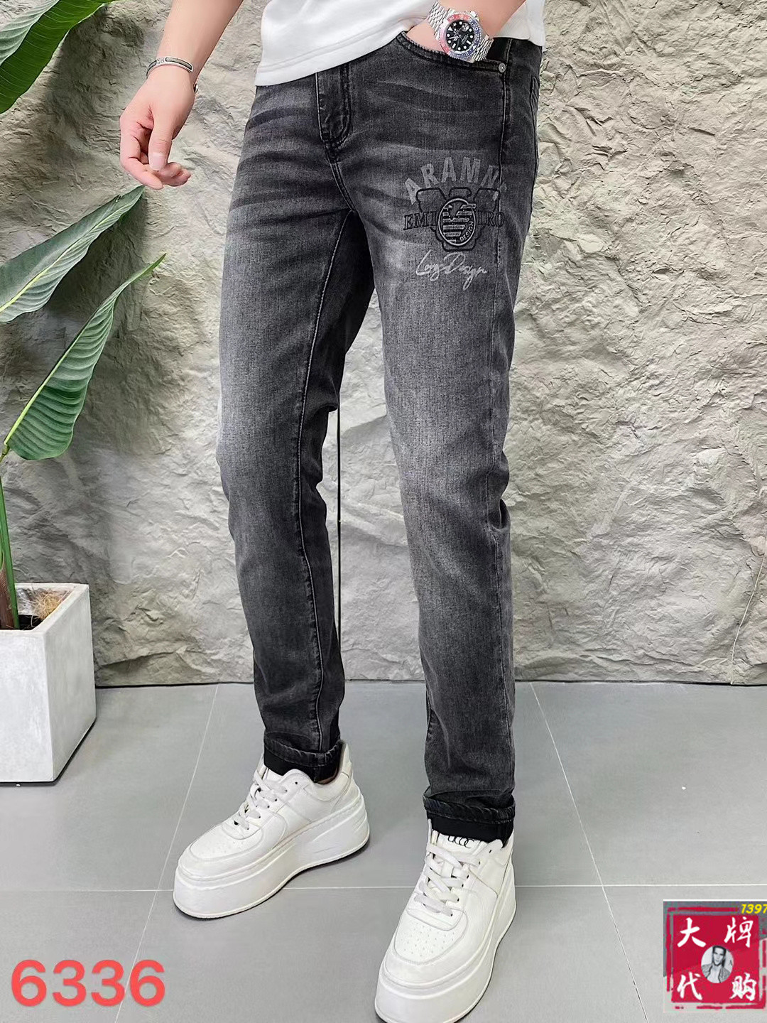 NO:161848,Armani Men's Jeans Original Original Clothing Original Wash Water!  Imported original washing elastic fabrics, complex handicrafts superimposed, any washing step will become a completely different color effect after a few more seconds, so it is more precious, especially long-lasting and odor-resistant... Use the best tannin elastic texture, genuine leather leather cards, high-quality metal accessories... to create a unique and original jeans style!  Original hardware accessories, super positive style, comfortable and breathable, extremely high grade, counter quality, and handsome upper body. Number of codes 29-38, Armani, Armani, jeans, alexander wang19860909Armani 阿玛尼 男士牛仔裤原厂原布原洗水！进口原版水洗弹力面料,复杂的手工艺叠加,任何一个洗水环节多停留几秒都会变成完全不一样的颜色效果,所以越加珍贵,特别持久、耐味…… 选用上乘的丹宁弹力质感,真皮皮牌、高定的金属辅料……打造出独特及原创的牛仔裤款型！原版五金辅料,版型超正,舒适透气,档次极高,专柜品质,上身帅气十足.码数29-38,,armani,armani,jeans,alexander wang,Men's clothing