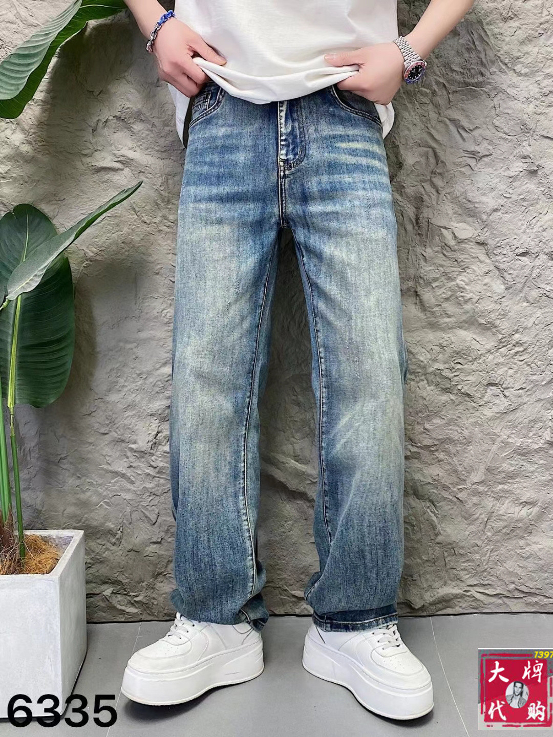 NO:161832,MiuMiu Men's jeans original original cloth original washing water!  Imported original washing elastic fabrics, complex handicrafts superimposed, any washing step will become a completely different color effect after a few more seconds, so it is more precious, especially long-lasting and odor-resistant... Use the best tannin elastic texture, genuine leather leather cards, high-quality metal accessories... to create a unique and original jeans style!  Original hardware accessories, super positive style, comfortable and breathable, extremely high grade, counter quality, and handsome upper body. Number of codes 29-38, miumiu, jeans, alexander wang19860909MiuMiu 缪缪 男士牛仔裤原厂原布原洗水！进口原版水洗弹力面料,复杂的手工艺叠加,任何一个洗水环节多停留几秒都会变成完全不一样的颜色效果,所以越加珍贵,特别持久、耐味…… 选用上乘的丹宁弹力质感,真皮皮牌、高定的金属辅料……打造出独特及原创的牛仔裤款型！原版五金辅料,版型超正,舒适透气,档次极高,专柜品质,上身帅气十足.码数29-38,,miumiu,jeans,alexander wang,Men's clothing