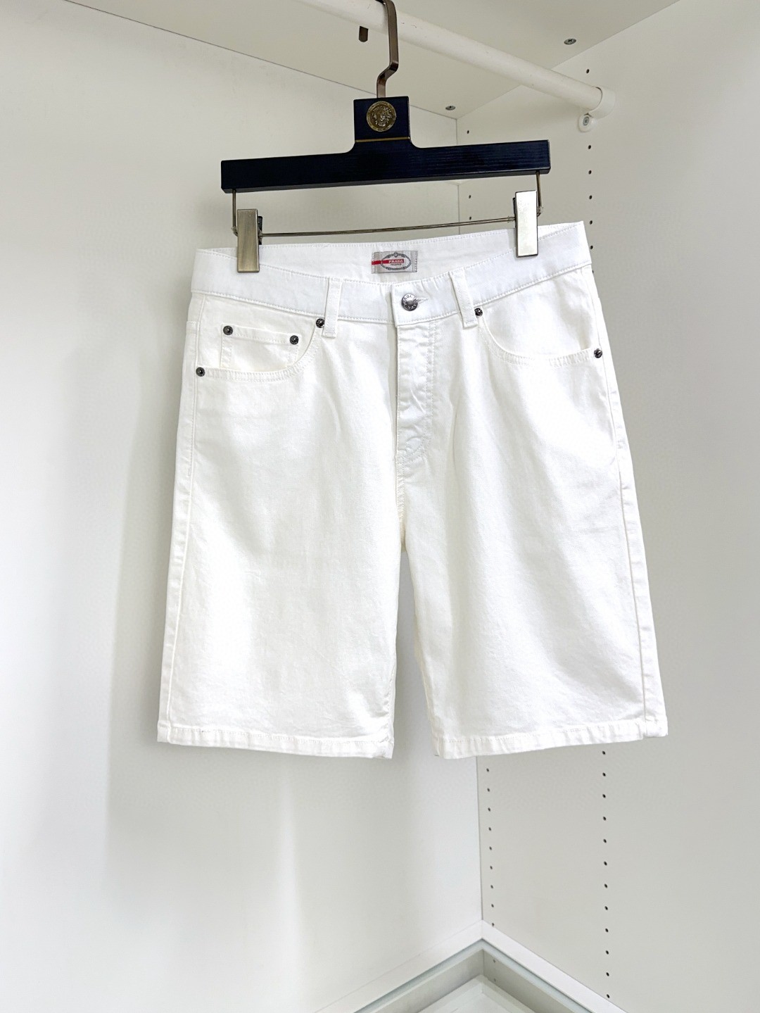 NO:161870,Prada new products, original denim shorts, original heavy industry creation, brand classic LOGO design, complete three standards!  Original hardware accessories. Customized denim fabrics for counters, completely suitable for counters. Welcome to try them on before purchasing them. Good goods are not afraid of comparison. Number 29-38, prada, prada, shorts, alexander wang19860909Prada 普拉达 新品,原版牛仔短裤 ,原版重工打造,品牌经典LOGO设计,三标齐全！原版五金辅料.专柜定制牛仔面料,完全对版专柜,欢迎专柜试穿后再购买,好货不怕比.码数29-38,,prada,prada,shorts,alexander wang,Men's clothing