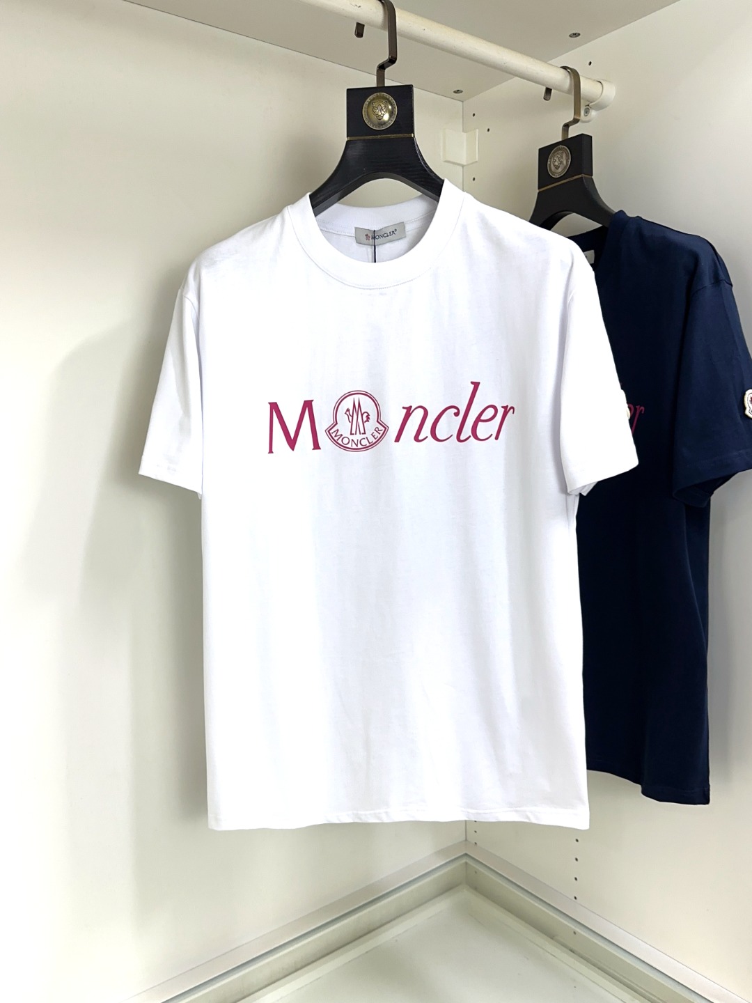 NO:161834,Moncler masked top round neck casual short sleeve high-end custom versatile styles that anyone can easily control. Fully customized fabric craftsmanship, the latest logo design of luxury classic brand on the chest, which is very high-end and must be entered if you understand the goods!  The style and tailoring are slim styles, which are very exquisite, showing aura and highlighting the exquisiteness of business men. This is the unique feature, the right slim fit, and the upper body effect is very good!  Size S-XL can wear 190 catties, christian louboutin, Moncler, T-shirt, alexander wang19860909Moncler 蒙口 顶级圆领休闲短袖高级定制百搭款式 任何人都可以轻松驾驭 面料全订制工艺 胸前奢华经典品牌最新logo设计,非常显档次懂货的必须入！版型剪裁属于修身款 非常精致,显气场,又会凸显商务男士的精致,这就是独到之处,恰到好处的修身,上身效果非常赞！尺码S-XL 可穿190斤,,christian louboutin,Moncler,T-shirt,alexander wang,Men's clothing