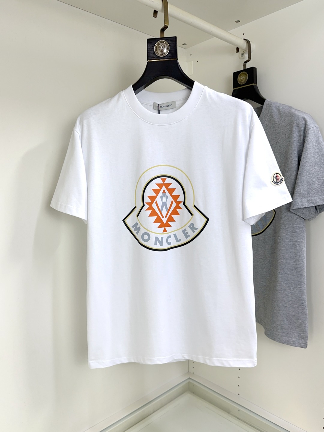 NO:161835,Moncler masked top round neck casual short sleeve high-end custom versatile styles that anyone can easily control. Fully customized fabric craftsmanship, the latest logo design of luxury classic brand on the chest, which is very high-end and must be entered if you understand the goods!  The style and tailoring are slim styles, which are very exquisite, showing aura and highlighting the exquisiteness of business men. This is the unique feature, the right slim fit, and the upper body effect is very good!  Size S-XL can wear 190 catties, christian louboutin, Moncler, T-shirt, alexander wang19860909Moncler 蒙口 顶级圆领休闲短袖高级定制百搭款式 任何人都可以轻松驾驭 面料全订制工艺 胸前奢华经典品牌最新logo设计,非常显档次懂货的必须入！版型剪裁属于修身款 非常精致,显气场,又会凸显商务男士的精致,这就是独到之处,恰到好处的修身,上身效果非常赞！尺码S-XL 可穿190斤,,christian louboutin,Moncler,T-shirt,alexander wang,Men's clothing