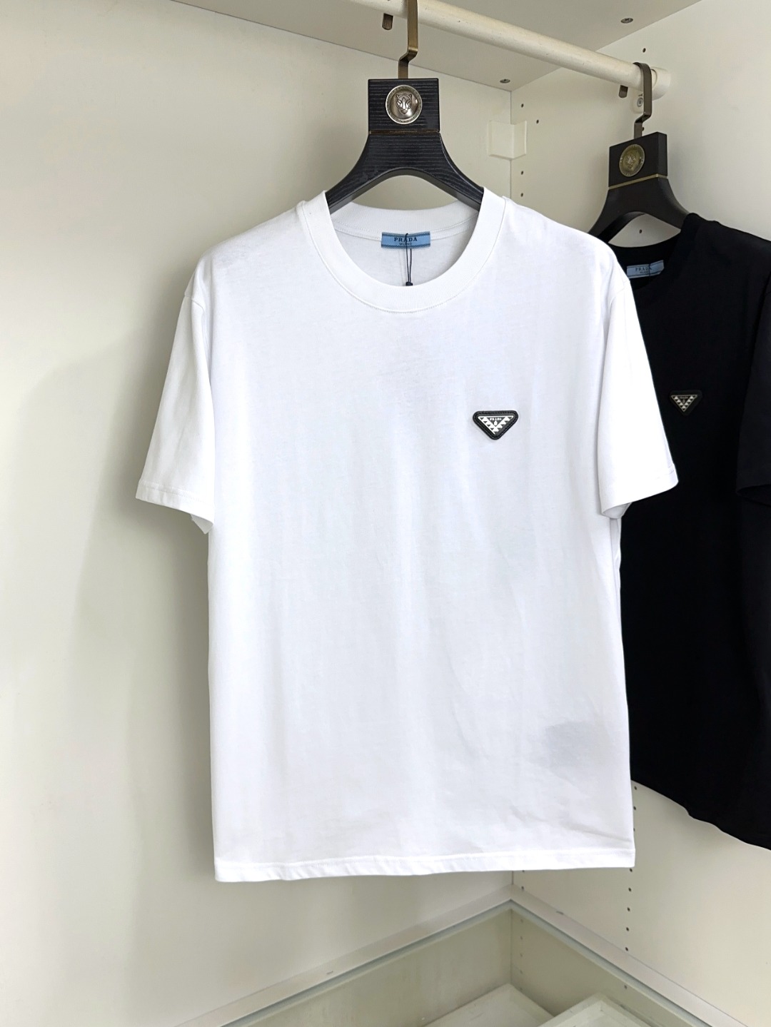 NO:161852,Prada Top round neck, casual short-sleeved high-end custom versatile styles, anyone can easily control the fabric, fully customized craftsmanship, the latest logo design of luxury classic brand on the chest, very high-end, those who understand goods must enter!  The style and tailoring are slim styles, which are very exquisite, showing aura and highlighting the exquisiteness of business men. This is the unique feature, the right slim fit, and the upper body effect is very good!  Size S-XL can wear 190 catties, prada, prada, T-shirt, alexander wang19860909Prada 普拉达 顶级圆领休闲短袖高级定制百搭款式 任何人都可以轻松驾驭 面料全订制工艺 胸前奢华经典品牌最新logo设计,非常显档次懂货的必须入！版型剪裁属于修身款 非常精致,显气场,又会凸显商务男士的精致,这就是独到之处,恰到好处的修身,上身效果非常赞！尺码S-XL 可穿190斤,,prada,prada,T-shirt,alexander wang,Men's clothing