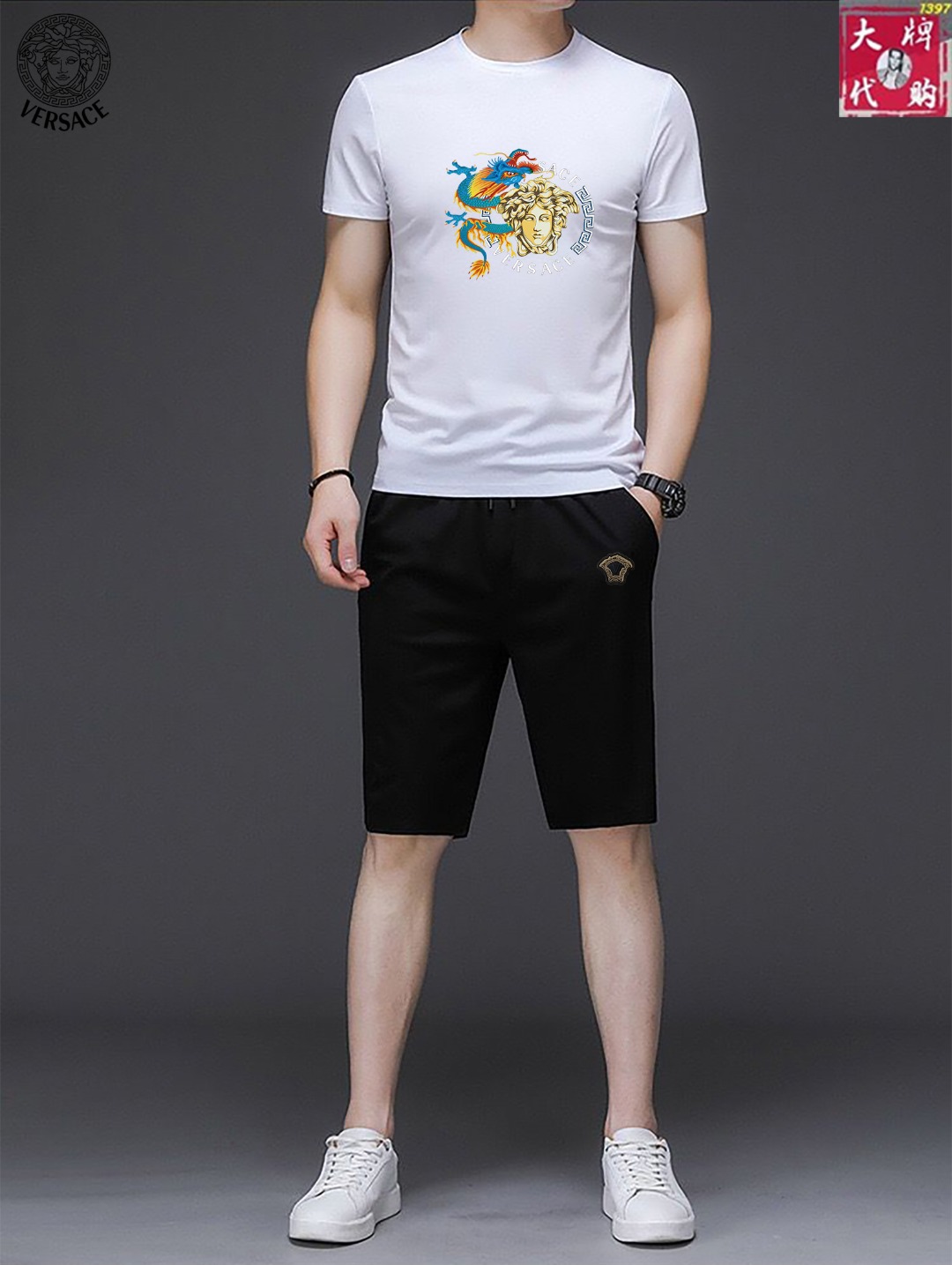 NO:161811,【Versace】New summer lapel shorts set! Mercerated fabric! Exclusive first new product, the official website synchronizes the Milan catwalk model, the top quality goods in real photography (standard number! The latest top official website original list, new experience, three-dimensional tailoring of the counter fabric, new hardware accessories, delicate and soft feel, comfortable and breathable upper body, big brand style, luxury and atmospheric texture only imported from Italy customization, versatile style, not picky to people, fine workmanship and meticulous, no pressure to enter and exit the counter, absolutely worth a piece of good goods! Number of codes M-4XL (can be worn about pounds),, versace, versace, shorts, alexander wang19860909【 Versace 范思哲】夏季新款翻领短裤套装！丝光面料！独家首发新品 官网同步米兰走秀款 实物拍摄顶级好货（标准码数！最新顶尖官网原单,全新体验 专柜面料立体剪裁 全新五金配件、手感细腻柔软 上身舒适透气 大牌风范 奢华大气 进口意大利定制才有的质感 百搭款式 穿着不挑人 ,做工精细一丝不苟 ,出入专柜无压力 绝对值得人手一件的好貨！碼數M-4XL（可穿斤左右）,,versace,versace,shorts,alexander wang,Men's clothing