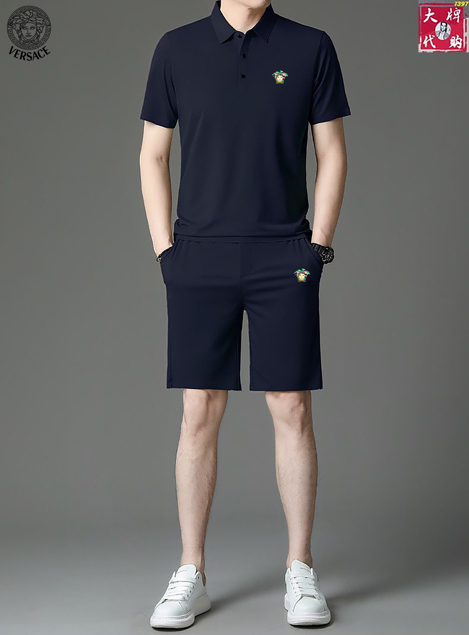 NO:161817,【Versace】New summer lapel shorts set! Mercerated fabric! Exclusive first new product, the official website synchronizes the Milan catwalk model, the top quality products in real photography (standard number! The latest top official website original list, new experience, three-dimensional tailoring of the counter fabric, new hardware accessories, delicate and soft feel, comfortable and breathable upper body, big brand style, luxury and atmospheric texture only imported from Italy customization, versatile style, not picky to people, fine workmanship and meticulous, no pressure to enter and exit the counter, absolutely worth a piece of good product! Number of codes M-4XL (can be worn about pounds),, versace, versace, shorts, alexander wang19860909【 Versace 范思哲】夏季新款翻领短裤套装！丝光面料！独家首发新品 官网同步米兰走秀款 实物拍摄顶级好货（标准码数！最新顶尖官网原单,全新体验 专柜面料立体剪裁 全新五金配件、手感细腻柔软 上身舒适透气 大牌风范 奢华大气 进口意大利定制才有的质感 百搭款式 穿着不挑人 ,做工精细一丝不苟 ,出入专柜无压力 绝对值得人手一件的好貨！碼數M-4XL（可穿斤左右）,,versace,versace,shorts,alexander wang,Men's clothing