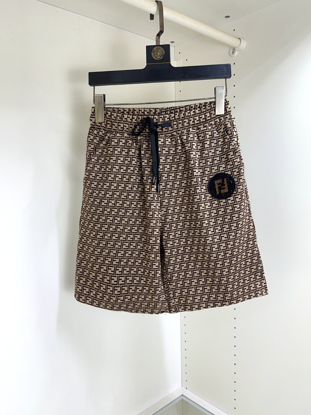 NO:161872,Fendi New summer original single counter casual shorts, luxury classic brand original LOGO accessories, hot-selling models for the counter, very comfortable to wear, low-key and luxurious, very classy when worn, no need to say much about the pants style and cutting, the upper body is exquisite and vivid, high-end and top-quality materials, truly palace-level casual pants, Turkish cotton quality, heavy washing makes the pants very soft!  Not picky about people, the upper body is absolutely stylish and extremely luxurious. Size M-4XL orders to report height and weight.,,fendi,fendi,shorts,alexander wang19860909Fendi 芬迪 夏季新款原单专柜休闲短裤,奢华经典品牌原版LOGO配饰 专柜热销款 身穿着非常舒适 低调不失奢华 穿出去非常有档次 裤型款式和裁剪亦无需多言 上身精致跃然高档一等一顶级质料 真正殿堂级的休闲裤 选用土耳其的棉花品质卓然,经过重水洗使得裤子很柔软！不挑人 上身绝对的有型 极度奢华. 尺码M-4XL下单报身高体重.,,fendi,fendi,shorts,alexander wang,Men's clothing