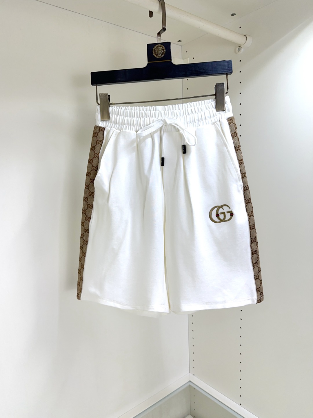 NO:161866,Gucci New summer original single counter casual shorts, luxury classic brand original LOGO accessories, hot-selling models for the counter, very comfortable to wear, low-key and luxurious, very classy when worn, no need to say much about the trouser style and cutting, exquisite upper body is high-end and top-quality, truly palace-level casual pants, selected from Turkey's cotton quality, heavy washing makes the pants very soft!  Not picky about people, the upper body is absolutely stylish and extremely luxurious. Size M-4XL orders to report height and weight., gucci, shorts, alexander wang19860909Gucci 古奇 夏季新款原单专柜休闲短裤,奢华经典品牌原版LOGO配饰 专柜热销款 身穿着非常舒适 低调不失奢华 穿出去非常有档次 裤型款式和裁剪亦无需多言 上身精致跃然高档一等一顶级质料 真正殿堂级的休闲裤 选用土耳其的棉花品质卓然,经过重水洗使得裤子很柔软！不挑人 上身绝对的有型 极度奢华. 尺码M-4XL下单报身高体重.,,gucci,shorts,alexander wang,Men's clothing