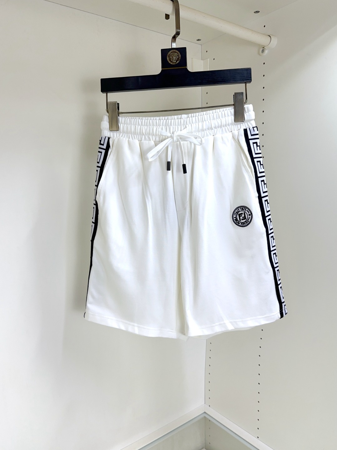 NO:161862,Fendi New summer original single counter casual shorts, luxury classic brand original LOGO accessories, hot-selling models for the counter, very comfortable to wear, low-key and luxurious, very classy when worn, no need to say much about the pants style and cutting, the upper body is exquisite and vivid, high-end and top-quality materials, truly palace-level casual pants, Turkish cotton quality, heavy washing makes the pants very soft!  Not picky about people, the upper body is absolutely stylish and extremely luxurious. Size M-4XL orders to report height and weight.,,fendi,fendi,shorts,alexander wang19860909Fendi 芬迪 夏季新款原单专柜休闲短裤,奢华经典品牌原版LOGO配饰 专柜热销款 身穿着非常舒适 低调不失奢华 穿出去非常有档次 裤型款式和裁剪亦无需多言 上身精致跃然高档一等一顶级质料 真正殿堂级的休闲裤 选用土耳其的棉花品质卓然,经过重水洗使得裤子很柔软！不挑人 上身绝对的有型 极度奢华. 尺码M-4XL下单报身高体重.,,fendi,fendi,shorts,alexander wang,Men's clothing