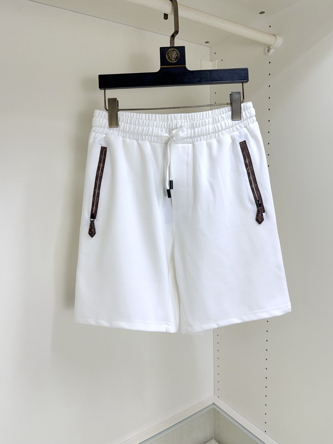 NO:161858,LV Louis Vuitton New summer original single counter casual shorts, luxury classic brand original LOGO accessories, hot-selling models for counters, very comfortable to wear, low-key and luxurious, very classy when worn, no need to say much about the trouser style and cutting, exquisite upper body is high-end and top-quality, truly palace-level casual pants, Turkish cotton quality, heavy washing makes the pants very soft!  Not picky about people, the upper body is absolutely stylish and extremely luxurious. Size M-4XL orders to report height and weight.,,louis vuitton,louis vuitton,shorts,alexander wang19860909LV 路易威登 夏季新款原单专柜休闲短裤,奢华经典品牌原版LOGO配饰 专柜热销款 身穿着非常舒适 低调不失奢华 穿出去非常有档次 裤型款式和裁剪亦无需多言 上身精致跃然高档一等一顶级质料 真正殿堂级的休闲裤 选用土耳其的棉花品质卓然,经过重水洗使得裤子很柔软！不挑人 上身绝对的有型 极度奢华. 尺码M-4XL下单报身高体重.,,louis vuitton,louis vuitton,shorts,alexander wang,Men's clothing