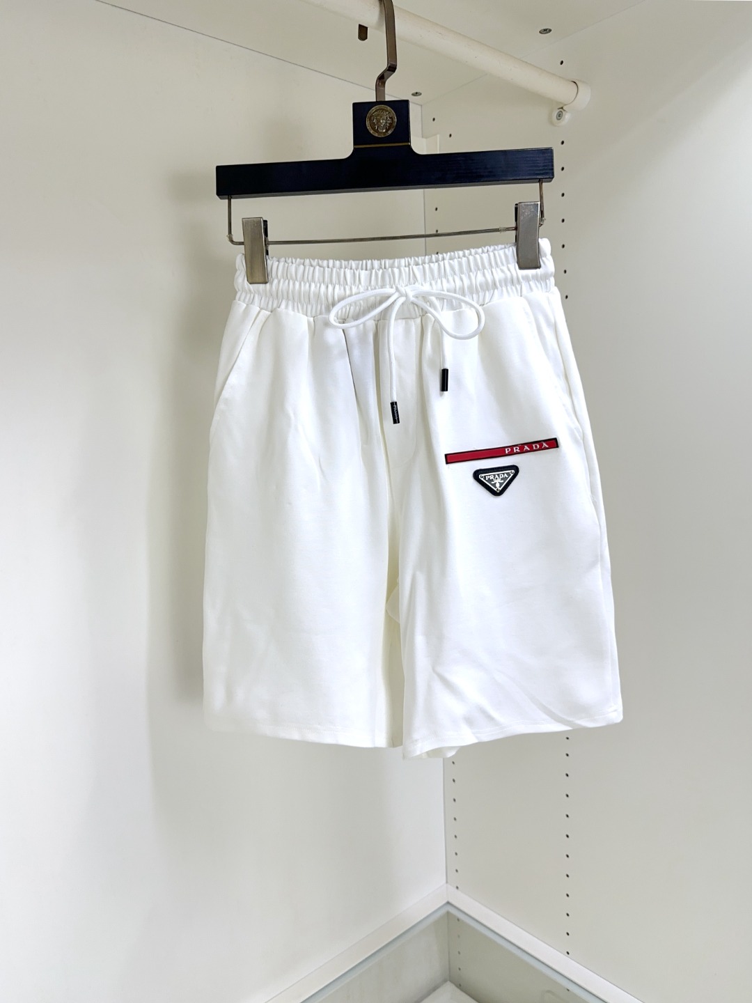 NO:161857,Prada Prada New summer original single counter casual shorts, luxury classic brand original LOGO accessories, hot-selling models for the counter, very comfortable to wear, low-key and luxurious, very classy when worn, no need to say much about the trouser style and cutting, the upper body is exquisite and vivid, high-end and top-quality materials, a truly palace-level casual pants, Turkish cotton quality, heavy washing makes the pants very soft!  Not picky about people, the upper body is absolutely stylish and extremely luxurious. Size M-4XL orders to report height and weight.,,prada,prada,shorts,alexander wang19860909Prada 普拉达 夏季新款原单专柜休闲短裤,奢华经典品牌原版LOGO配饰 专柜热销款 身穿着非常舒适 低调不失奢华 穿出去非常有档次 裤型款式和裁剪亦无需多言 上身精致跃然高档一等一顶级质料 真正殿堂级的休闲裤 选用土耳其的棉花品质卓然,经过重水洗使得裤子很柔软！不挑人 上身绝对的有型 极度奢华. 尺码M-4XL下单报身高体重.,,prada,prada,shorts,alexander wang,Men's clothing