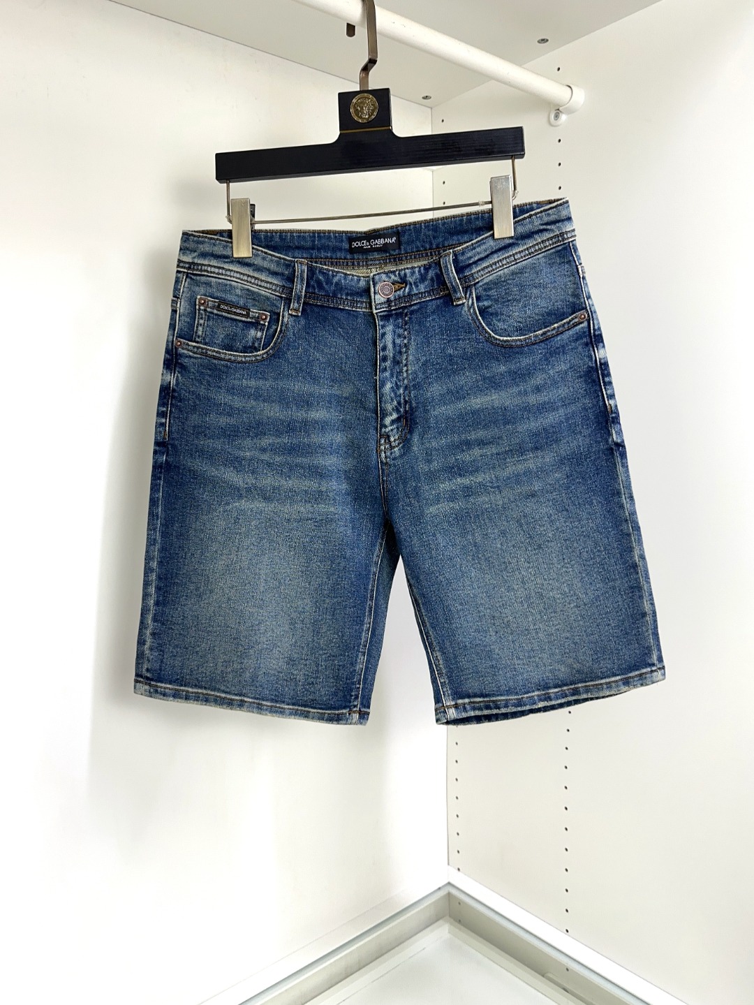 NO:161856,High-quality DG Dolce & Gabbana Spring and summer new high-quality casual denim shorts, imported from Italy, built with two-book needles on the hem of the trouser, fine and firm stitches, customized counter fabrics, breathable and comfortable, impeccable details, brand elements design concept, reflect high quality. The feel is delicate and soft!  It is casually cut, with a great upper body style!  Number of codes 29-36, Dolce & Gabbana, Dolce & Gabbana, shorts, alexander wang19860909高品质 DG 杜嘉班纳 春夏新款高定休闲牛仔短裤,意大利进口机器制造,裤脚下摆二本针锁边,针脚细密牢固,专柜定制面料 透气舒适度高,细节无可挑剔,品牌元素设计理念,体现高品质.手感细腻柔软！呈现休闲裁剪,上身版型超赞！码数29-36,,Dolce&Gabbana,Dolce&Gabbana,shorts,alexander wang,Men's clothing