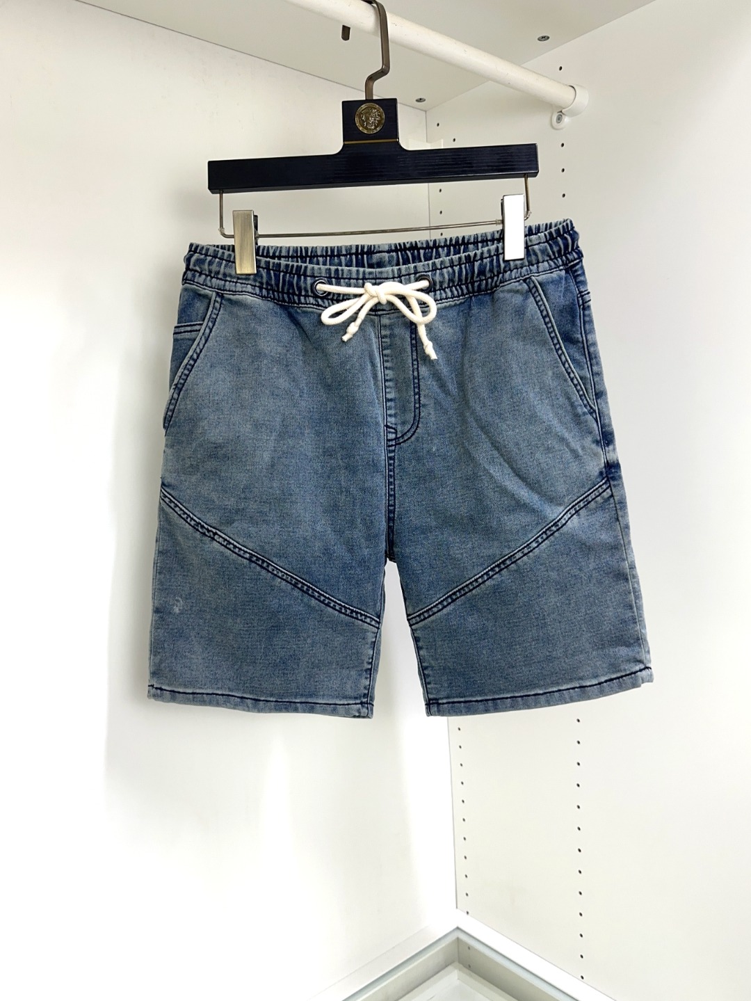 NO:161860,High-quality Burberry New spring and summer haute couture casual denim shorts, imported from Italy, built with two-book needles on the hem of the trouser, fine and firm stitches, customized counter fabrics, breathable and comfortable, impeccable details, brand elements design concept, reflect high quality. The feel is delicate and soft!  It is casually cut, with a great upper body style!  Count 29-38, burberry, burberry, shorts, alexander wang19860909高品质 Burberry 巴宝莉 春夏新款高定休闲牛仔短裤,意大利进口机器制造,裤脚下摆二本针锁边,针脚细密牢固,专柜定制面料 透气舒适度高,细节无可挑剔,品牌元素设计理念,体现高品质.手感细腻柔软！呈现休闲裁剪,上身版型超赞！码数29-38,,burberry,burberry,shorts,alexander wang,Men's clothing