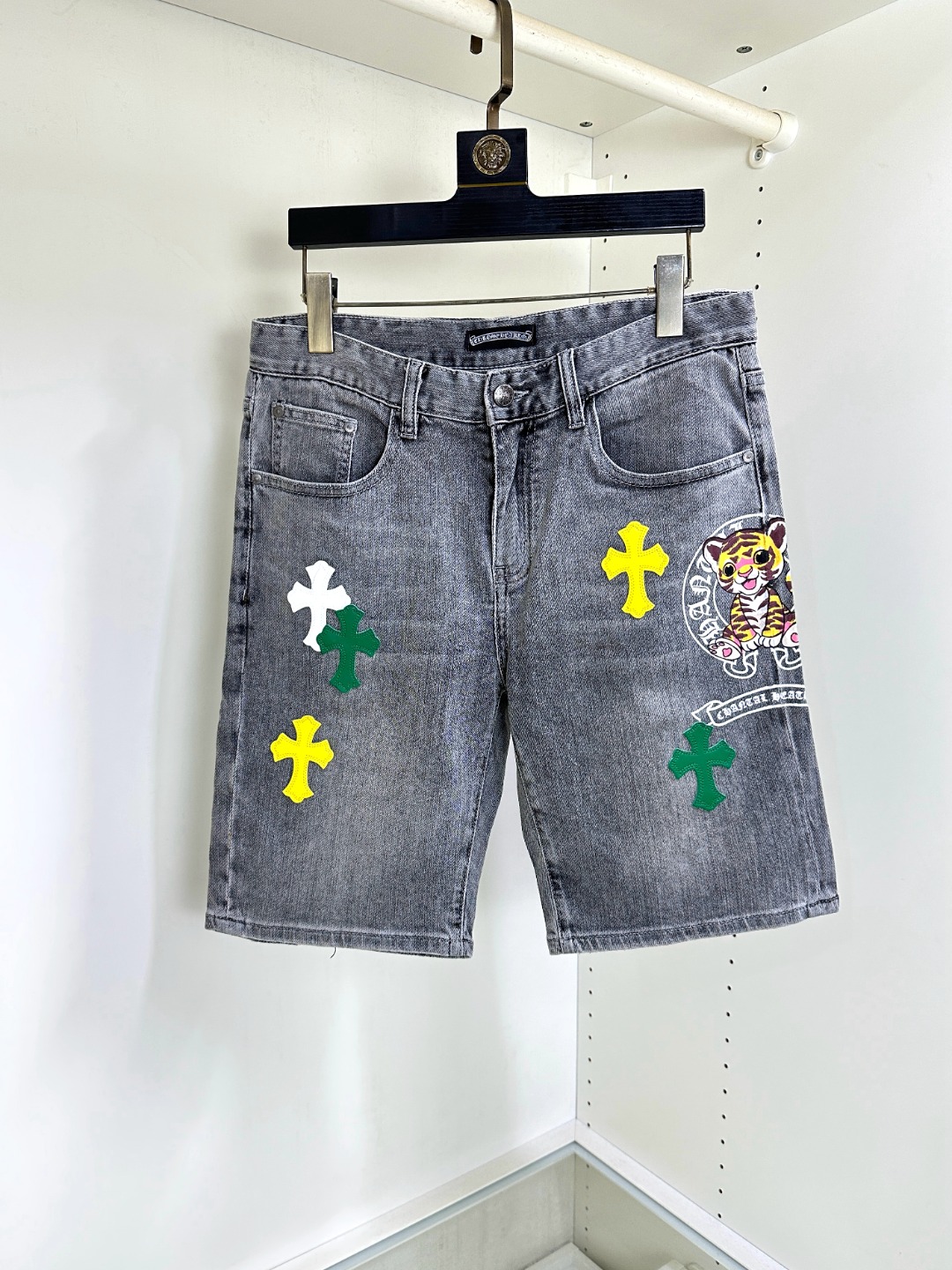 NO:161868,High-quality Croxin New spring and summer haute couture casual denim shorts, imported from Italy, built with two-book needles on the hem of the trouser legs, fine and firm stitches, customized counter fabrics, breathable and comfortable, impeccable details, brand elements design concept, reflect high quality. The feel is delicate and soft!  It is casually cut, with a great upper body style!  Number of codes 29-36, Chrome hearts, shorts, alexander wang19860909高品质 克罗心 春夏新款高定休闲牛仔短裤,意大利进口机器制造,裤脚下摆二本针锁边,针脚细密牢固,专柜定制面料 透气舒适度高,细节无可挑剔,品牌元素设计理念,体现高品质.手感细腻柔软！呈现休闲裁剪,上身版型超赞！码数29-36,,chrome hearts,shorts,alexander wang,Men's clothing