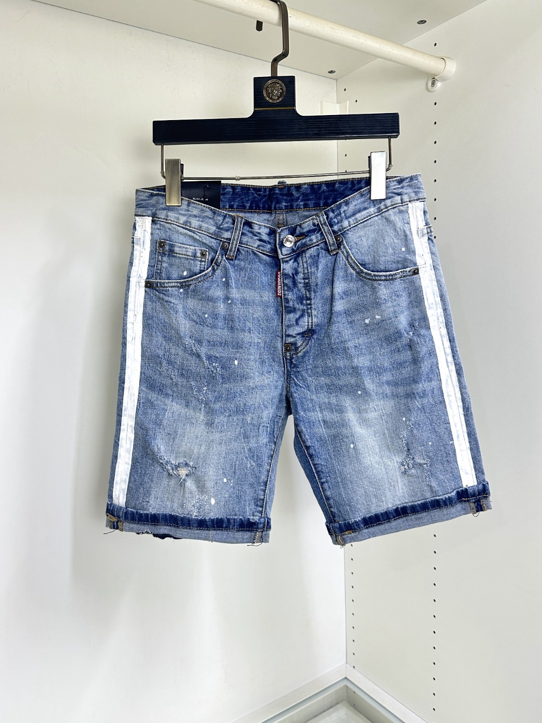 NO:161864,High-quality DSQ spring and summer new high-quality casual denim shorts, imported from Italy, built with two-book needles on the hem of the trouser legs, fine and firm stitches, customized counter fabrics, breathable and comfortable, impeccable details, brand elements design concept, reflect high quality. The feel is delicate and soft!  It is casually cut, with a great upper body style!  Number of codes 29-36, shorts, alexander wang19860909高品质 DSQ 春夏新款高定休闲牛仔短裤,意大利进口机器制造,裤脚下摆二本针锁边,针脚细密牢固,专柜定制面料 透气舒适度高,细节无可挑剔,品牌元素设计理念,体现高品质.手感细腻柔软！呈现休闲裁剪,上身版型超赞！码数29-36,,shorts,alexander wang,Men's clothing