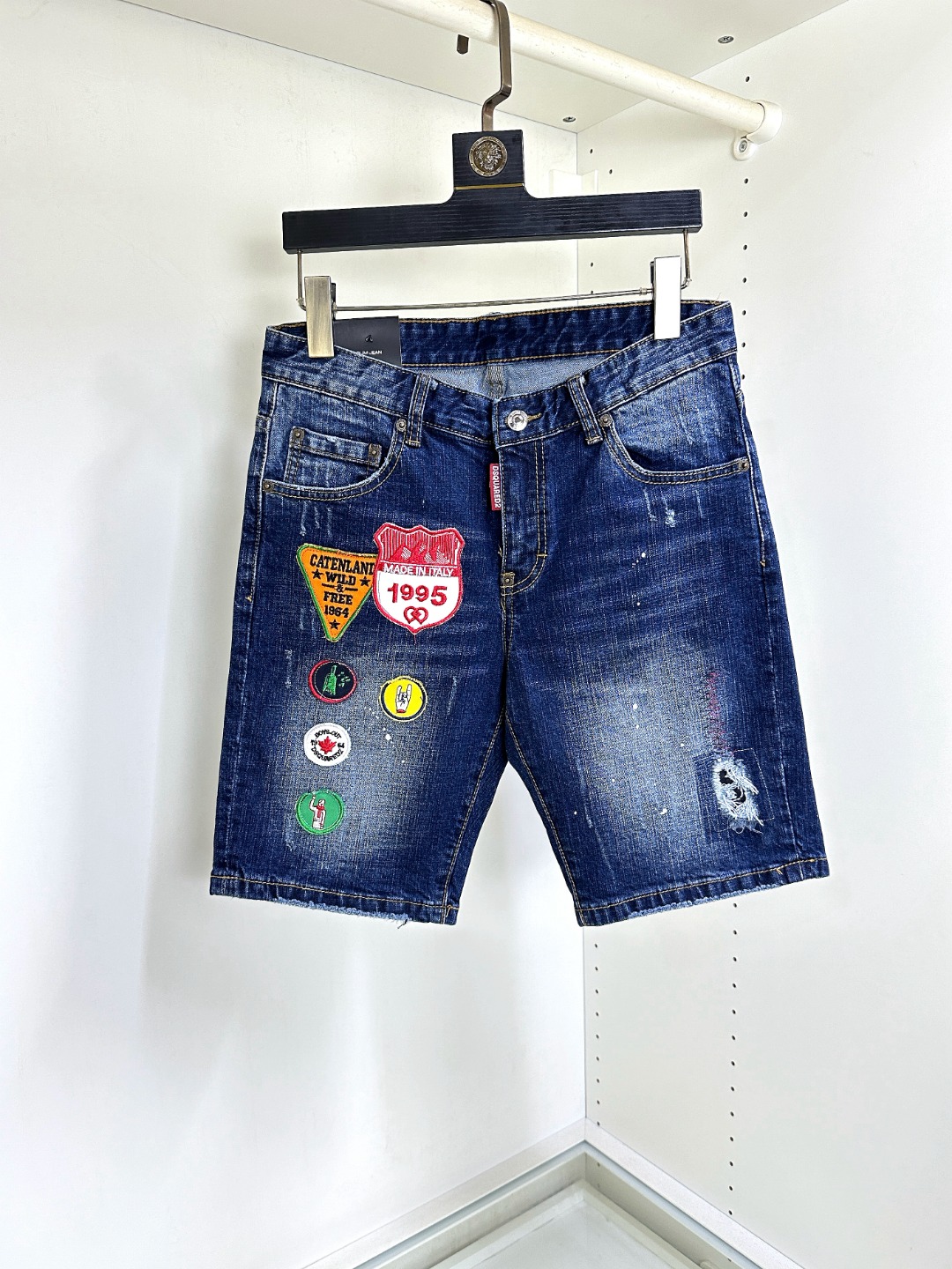 NO:161874,High-quality DSQ spring and summer new high-quality casual denim shorts, imported from Italy, built with two-book needles on the hem of the trouser legs, fine and firm stitches, customized counter fabrics, breathable and comfortable, impeccable details, brand elements design concept, reflect high quality. The feel is delicate and soft!  It is casually cut, with a great upper body style!  Number of codes 29-36, shorts, alexander wang19860909高品质 DSQ 春夏新款高定休闲牛仔短裤,意大利进口机器制造,裤脚下摆二本针锁边,针脚细密牢固,专柜定制面料 透气舒适度高,细节无可挑剔,品牌元素设计理念,体现高品质.手感细腻柔软！呈现休闲裁剪,上身版型超赞！码数29-36,,shorts,alexander wang,Men's clothing