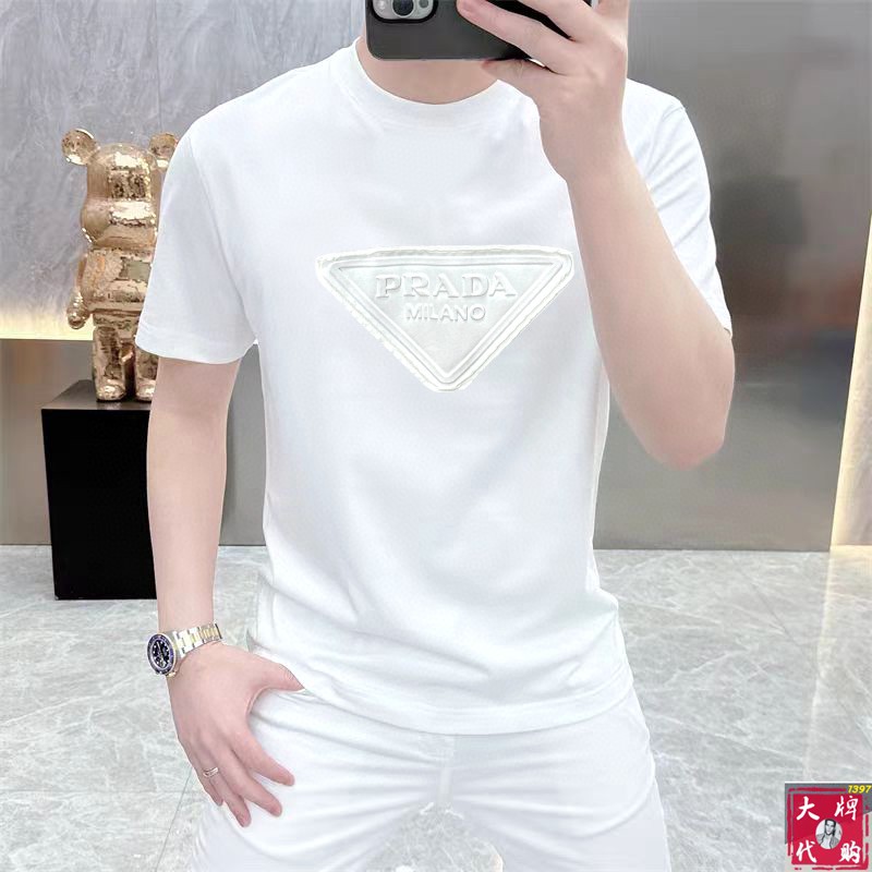 NO:443149,Prada Prada can wear up to 200 catties, top-grade round neck casual short-sleeved high-end custom versatile style, which can be easily controlled by anyone. The fabric is fully customized craftsmanship, the latest logo design of the luxurious classic brand on the chest, which is very high-end and must be entered if you understand the goods!  The style and tailoring are slim styles, which are very exquisite, showing aura and highlighting the exquisiteness of business men. This is the unique feature, the right slim fit, and the upper body effect is very good!  Size S-XXL, prada, prada, T-shirt, alexander wang19860909Prada 普拉达 最大可穿200斤顶级圆领休闲短袖高级定制百搭款式 任何人都可以轻松驾驭 面料全订制工艺 胸前奢华经典品牌最新logo设计,非常显档次懂货的必须入！版型剪裁属于修身款 非常精致,显气场,又会凸显商务男士的精致,这就是独到之处,恰到好处的修身,上身效果非常赞！尺码S-XXL,,prada,prada,T-shirt,alexander wang,Men's clothing