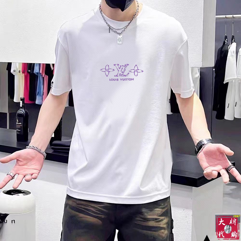 NO:443144,LV Louis Vuitton, a maximum wearable 200 catties, a top-grade round neck casual short-sleeved high-end custom versatile style, anyone can easily control it, full custom fabric craftsmanship, the latest logo design of the luxurious classic brand on the chest, very high-end, those who understand goods must enter!  The style and tailoring are slim styles, which are very exquisite, showing aura and highlighting the exquisiteness of business men. This is the unique feature, the right slim fit, and the upper body effect is very good!  Size S-XXL, louis vuitton,louis vuitton,t-shirt,alexander wang19860909LV 路易威登 最大可穿200斤顶级圆领休闲短袖高级定制百搭款式 任何人都可以轻松驾驭 面料全订制工艺 胸前奢华经典品牌最新logo设计,非常显档次懂货的必须入！版型剪裁属于修身款 非常精致,显气场,又会凸显商务男士的精致,这就是独到之处,恰到好处的修身,上身效果非常赞！尺码S-XXL,,louis vuitton,louis vuitton,T-shirt,alexander wang,Men's clothing