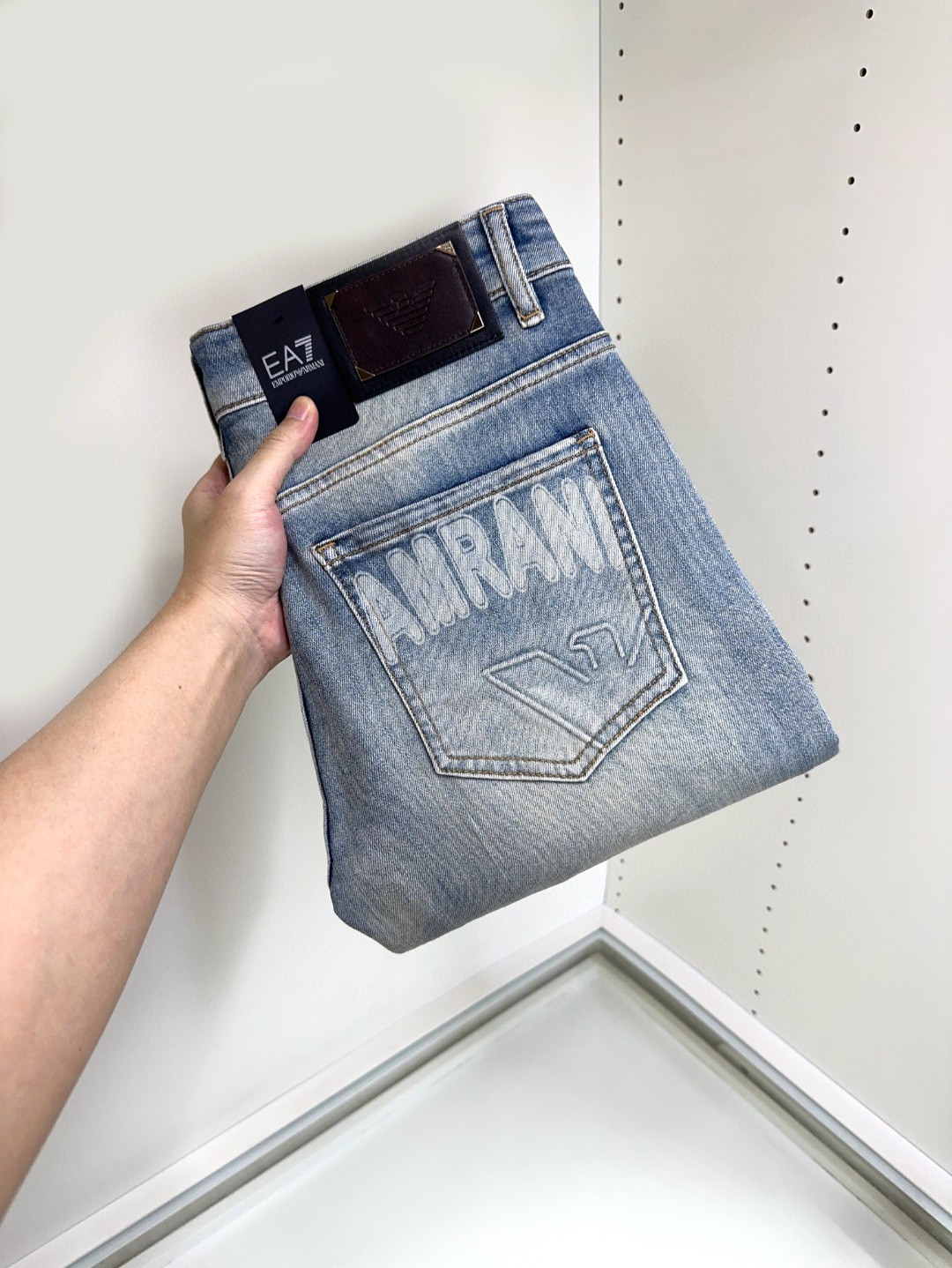 NO:443121,Armani Armani is coming, new models and new products are available for sale in the counter. The original jeans in physical stores are already 1:1 good products for the original products of all ages. The highest version of the imported European fabric in the market is comfortable, soft and skin-friendly, with super cool and fashionable and versatile upper body effect, straight and stylish, a must-have for the wardrobe!  Suitable for any occasion Size 29-38, Armani, Armani, Jeans, Alexander wang19860909Armani 阿玛尼 爆款来袭 新款新品 专柜有售 实体店已极品牛仔裤专柜原版1:1好货,适合各个年龄段.市场最高版本的欧洲进口面料.舒适柔软亲肤,上身效果超级棒时尚百搭,笔挺有型,衣橱必备！适合任何场合穿着 尺码29-38,,armani,armani,jeans,alexander wang,Men's clothing