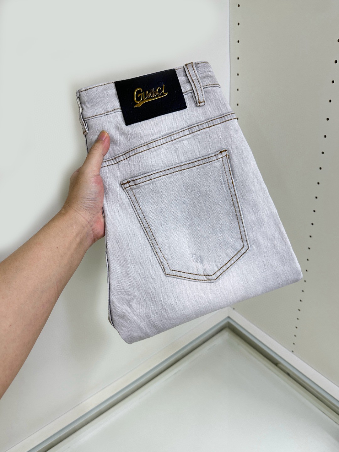 NO:443137,Gucci Gucci is coming, new models and new products are available for sale in the counter. The original jeans in physical stores are already 1:1 good products for the original products of all ages. The highest version of the imported European fabric in the market is comfortable, soft and skin-friendly, with super cool and fashionable and versatile upper body effect, straight and stylish, a must-have for the wardrobe!  Suitable for any occasion Size 29-38, gucci, jeans, alexander wang19860909Gucci 古奇 爆款来袭 新款新品 专柜有售 实体店已极品牛仔裤专柜原版1:1好货,适合各个年龄段.市场最高版本的欧洲进口面料.舒适柔软亲肤,上身效果超级棒时尚百搭,笔挺有型,衣橱必备！适合任何场合穿着 尺码29-38,,gucci,jeans,alexander wang,Men's clothing