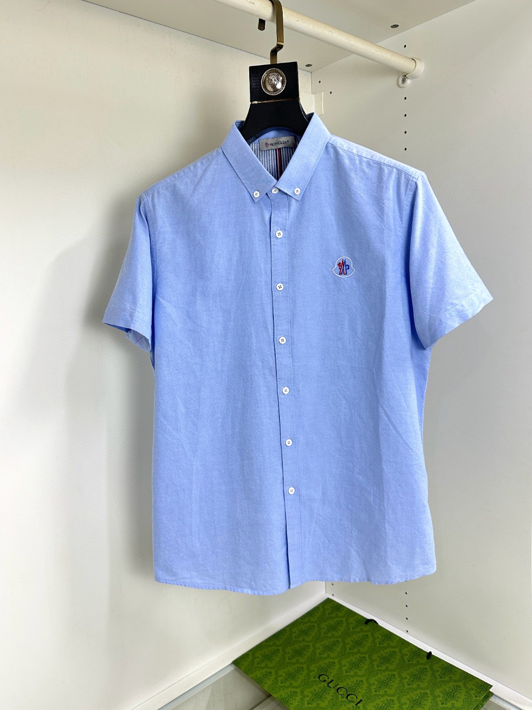 NO:425238,Moncler mask, top-quality business original single short-sleeved shirt, high-end custom versatile style, anyone can easily control it, full-customized fabric craftsmanship, the latest logo design of luxury classic brand on the chest, very high-end, those who understand goods must enter!  The style and tailoring are slim styles, which are very exquisite, showing aura and highlighting the exquisiteness of business men. This is the unique feature, the right slim fit, and the upper body effect is very good!  Size M-3XL (maximum wear to 190 catties), Moncler, Shirts, T-shirt, alexander wang19860909Moncler 蒙口 顶级商务原单短袖衬衫高级定制百搭款式 任何人都可以轻松驾驭 面料全订制工艺 胸前奢华经典品牌最新logo设计,非常显档次懂货的必须入！版型剪裁属于修身款 非常精致,显气场,又会凸显商务男士的精致,这就是独到之处,恰到好处的修身,上身效果非常赞！尺码M-3XL（最大穿到190斤）,,Moncler,shirts,T-shirt,alexander wang,Men's clothing