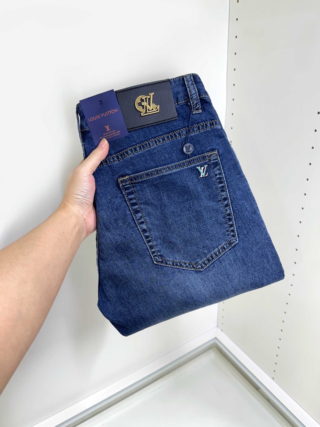 NO:450814,LV Louis Vuitton is coming, new products are available for sale in counters. The original jeans in physical stores are already 1:1 good products for the original products of all ages. The highest version of the imported European fabric in the market is comfortable, soft and skin-friendly, with super cool and fashionable and versatile upper body effect, straight and stylish, a must-have for the wardrobe!  Suitable for any occasion Size 29-40, louis vuitton,louis vuitton,jeans,alexander wang19860909LV 路易威登 爆款来袭 新款新品 专柜有售 实体店已极品牛仔裤专柜原版1:1好货,适合各个年龄段.市场最高版本的欧洲进口面料.舒适柔软亲肤,上身效果超级棒时尚百搭,笔挺有型,衣橱必备！适合任何场合穿着 尺码29-40,,louis vuitton,louis vuitton,jeans,alexander wang,Men's clothing