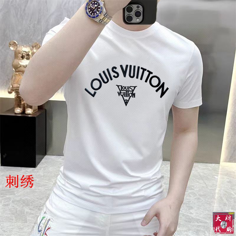 NO:433485,LV Louis Vuitton Fat Brother Gospel XL wears 200 catties top round neck casual short sleeve high-end custom versatile styles that anyone can easily control. Fully customized fabric craftsmanship, the latest logo design of luxury classic brand on the chest, very high-end and high-end people who understand goods must enter!  The style and tailoring are slim styles, which are very exquisite, showing aura and highlighting the exquisiteness of business men. This is the unique feature, the right slim fit, and the upper body effect is very good!  Size XS-XL (counter code is equivalent to M-3XL), louis vuitton,louis vuitton,t-shirt,alexander wang19860909LV 路易威登 胖哥福音XL穿200斤 顶级圆领休闲短袖高级定制百搭款式 任何人都可以轻松驾驭 面料全订制工艺 胸前奢华经典品牌最新logo设计,非常显档次懂货的必须入！版型剪裁属于修身款 非常精致,显气场,又会凸显商务男士的精致,这就是独到之处,恰到好处的修身,上身效果非常赞！尺码XS-XL（专柜码等同M-3XL）,,louis vuitton,louis vuitton,T-shirt,alexander wang,Men's clothing