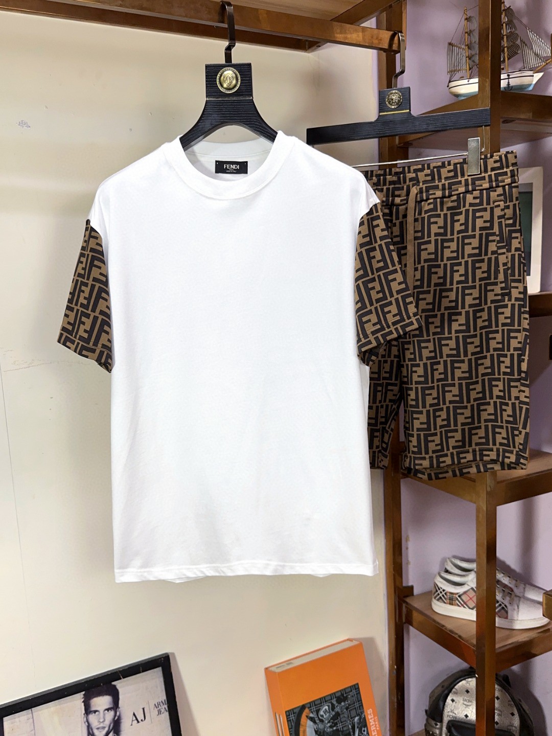 NO:463315,Fendi exclusively offers new trendy men's fashionable round neck short-sleeved shorts suit, trendy and fashionable casual short-sleeved shorts suit!  High breathability and comfort, impeccable details, brand elements design concept, reflecting high quality. It presents casual cut and has a great upper body style!  Code number M-3XL, fendi, fendi, shorts, T-shirt, alexander wang19860909Fendi 芬迪 独家专供新款潮男时尚圆领短袖短裤套装,潮流时尚休闲短袖套装！透气舒适度高,细节无可挑剔,品牌元素设计理念,体现高品质.呈现休闲裁剪,上身版型超赞！码数M-3XL,,fendi,fendi,shorts,T-shirt,alexander wang,Men's clothing