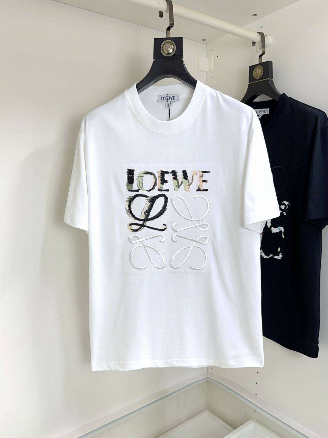 NO:481423,Loewe, Fat Brother Gospel Maximum XL can wear 200 kilograms, top-level round neck casual short sleeves, top-level version, high-end custom versatile styles, anyone can easily control the fabric, full customization and craftsmanship, the latest logo design of the luxurious classic brand on the chest, very high-end and those who understand goods must enter!  The style and tailoring are slim styles, which are very exquisite, showing aura and highlighting the exquisiteness of business men. This is the unique feature, the right slim fit, and the upper body effect is very good!  Size XS-XL (counter code is equivalent to M-3XL), loewe,loewe,T-shirt,alexander wang19860909Loewe 罗意威 胖哥福音最大XL可穿200斤 顶级圆领休闲短袖 顶级版本 高级定制百搭款式 任何人都可以轻松驾驭 面料全订制工艺 胸前奢华经典品牌最新logo设计,非常显档次懂货的必须入！版型剪裁属于修身款 非常精致,显气场,又会凸显商务男士的精致,这就是独到之处,恰到好处的修身,上身效果非常赞！尺码XS-XL（专柜码等同M-3XL）,,loewe,loewe,T-shirt,alexander wang,Men's clothing