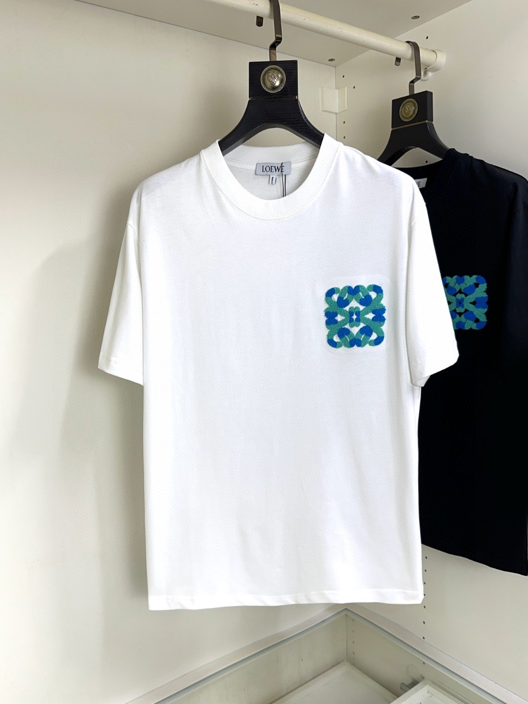 NO:458583,Loewe, Fat Brother Gospel Maximum XL can wear 200 pounds, top-level round neck casual short sleeves, top-level version, high-end custom versatile styles, anyone can easily control the fabric, full customization and craftsmanship, the latest logo design of the luxurious classic brand on the chest, very high-end and those who understand goods must enter!  The style and tailoring are slim styles, which are very exquisite, showing aura and highlighting the exquisiteness of business men. This is the unique feature, the right slim fit, and the upper body effect is very good!  Size XS-XL (counter code is equivalent to M-3XL), loewe,loewe,T-shirt,alexander wang19860909Loewe 罗意威 胖哥福音最大XL可穿200斤 顶级圆领休闲短袖 顶级版本 高级定制百搭款式 任何人都可以轻松驾驭 面料全订制工艺 胸前奢华经典品牌最新logo设计,非常显档次懂货的必须入！版型剪裁属于修身款 非常精致,显气场,又会凸显商务男士的精致,这就是独到之处,恰到好处的修身,上身效果非常赞！尺码XS-XL（专柜码等同M-3XL）,,loewe,loewe,T-shirt,alexander wang,Men's clothing