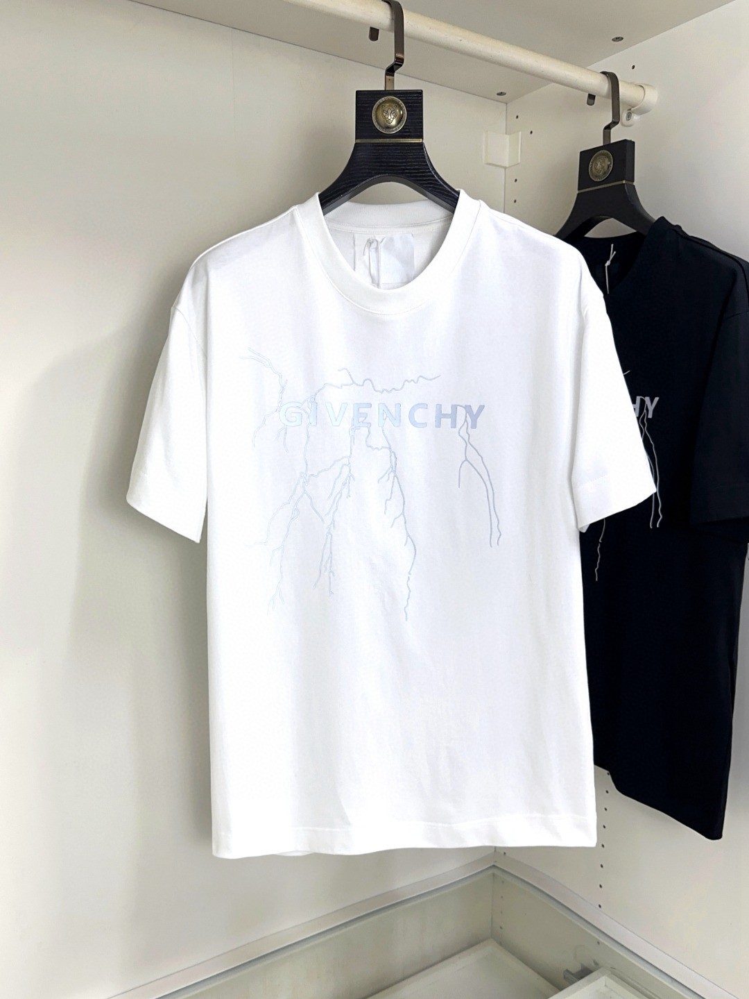 NO:452736,Givenchy Givenchy Fat Brother Gospel Maximum XL can wear 200 pounds, top-level round neck casual short sleeves, top-level version, high-end custom versatile styles, anyone can easily control the fabric, full customization and craftsmanship, the latest logo design of the luxurious classic brand on the chest, very high-end and those who understand goods must enter!  The style and tailoring are slim styles, which are very exquisite, showing aura and highlighting the exquisiteness of business men. This is the unique feature, the right slim fit, and the upper body effect is very good!  Size XS-XL (counter code is equivalent to M-3XL), given , given , given , given , T-shirt, alexander wang19860909Givenchy 纪梵希 胖哥福音最大XL可穿200斤 顶级圆领休闲短袖 顶级版本 高级定制百搭款式 任何人都可以轻松驾驭 面料全订制工艺 胸前奢华经典品牌最新logo设计,非常显档次懂货的必须入！版型剪裁属于修身款 非常精致,显气场,又会凸显商务男士的精致,这就是独到之处,恰到好处的修身,上身效果非常赞！尺码XS-XL（专柜码等同M-3XL）,,givenchy,givenchy,T-shirt,alexander wang,Men's clothing