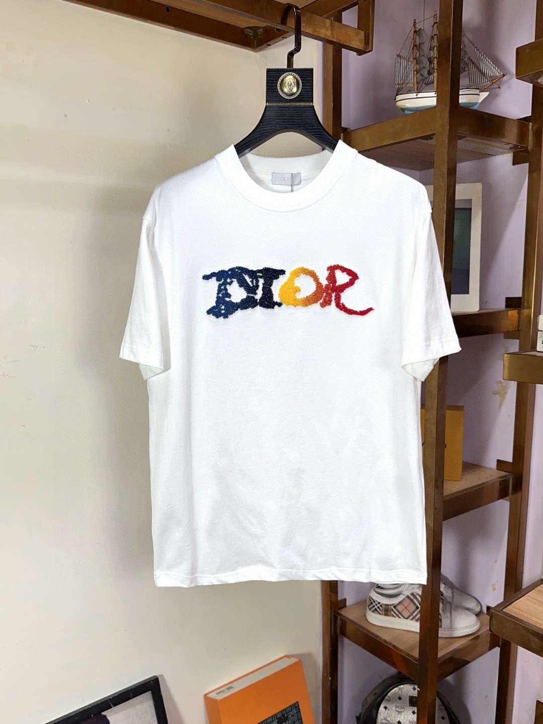 NO:518012,DIOR, Fat Brother Gospel XL, top-quality round neck, casual short-sleeved high-end custom versatile style, which can be easily controlled by anyone. The fabric is fully customized, the latest logo design of the luxurious classic brand on the chest, which is very high-end and must be entered if you understand the goods!  The style and tailoring are slim styles, which are very exquisite, showing aura and highlighting the exquisiteness of business men. This is the unique feature, the right slim fit, and the upper body effect is very good!  Size XS-XL (counter code is equivalent to M-3XL), dior, dior, T-shirt, alexander wang19860909DIOR 迪奥 胖哥福音XL穿斤 顶级圆领休闲短袖高级定制百搭款式 任何人都可以轻松驾驭 面料全订制工艺 胸前奢华经典品牌最新logo设计,非常显档次懂货的必须入！版型剪裁属于修身款 非常精致,显气场,又会凸显商务男士的精致,这就是独到之处,恰到好处的修身,上身效果非常赞！尺码XS-XL（专柜码等同M-3XL）,,dior,dior,T-shirt,alexander wang,Men's clothing