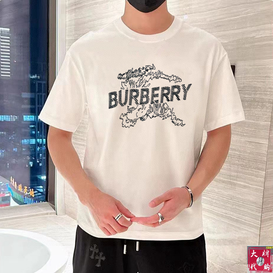 NO:475061,Burberry, Fat Brother Gospel XL wears 200 pounds, top-quality round neck, casual short-sleeved high-end custom versatile style, anyone can easily control it, full-customized fabric craftsmanship, the latest logo design of luxury classic brand on the chest, very high-end, those who understand goods must enter!  The style and tailoring are slim styles, which are very exquisite, showing aura and highlighting the exquisiteness of business men. This is the unique feature, the right slim fit, and the upper body effect is very good!  Size XS-XL (counter code is equivalent to M-3XL), burberry, burberry, T-shirt, alexander wang19860909Burberry 巴宝莉 胖哥福音XL穿200斤 顶级圆领休闲短袖高级定制百搭款式 任何人都可以轻松驾驭 面料全订制工艺 胸前奢华经典品牌最新logo设计,非常显档次懂货的必须入！版型剪裁属于修身款 非常精致,显气场,又会凸显商务男士的精致,这就是独到之处,恰到好处的修身,上身效果非常赞！尺码XS-XL（专柜码等同M-3XL）,,burberry,burberry,T-shirt,alexander wang,Men's clothing