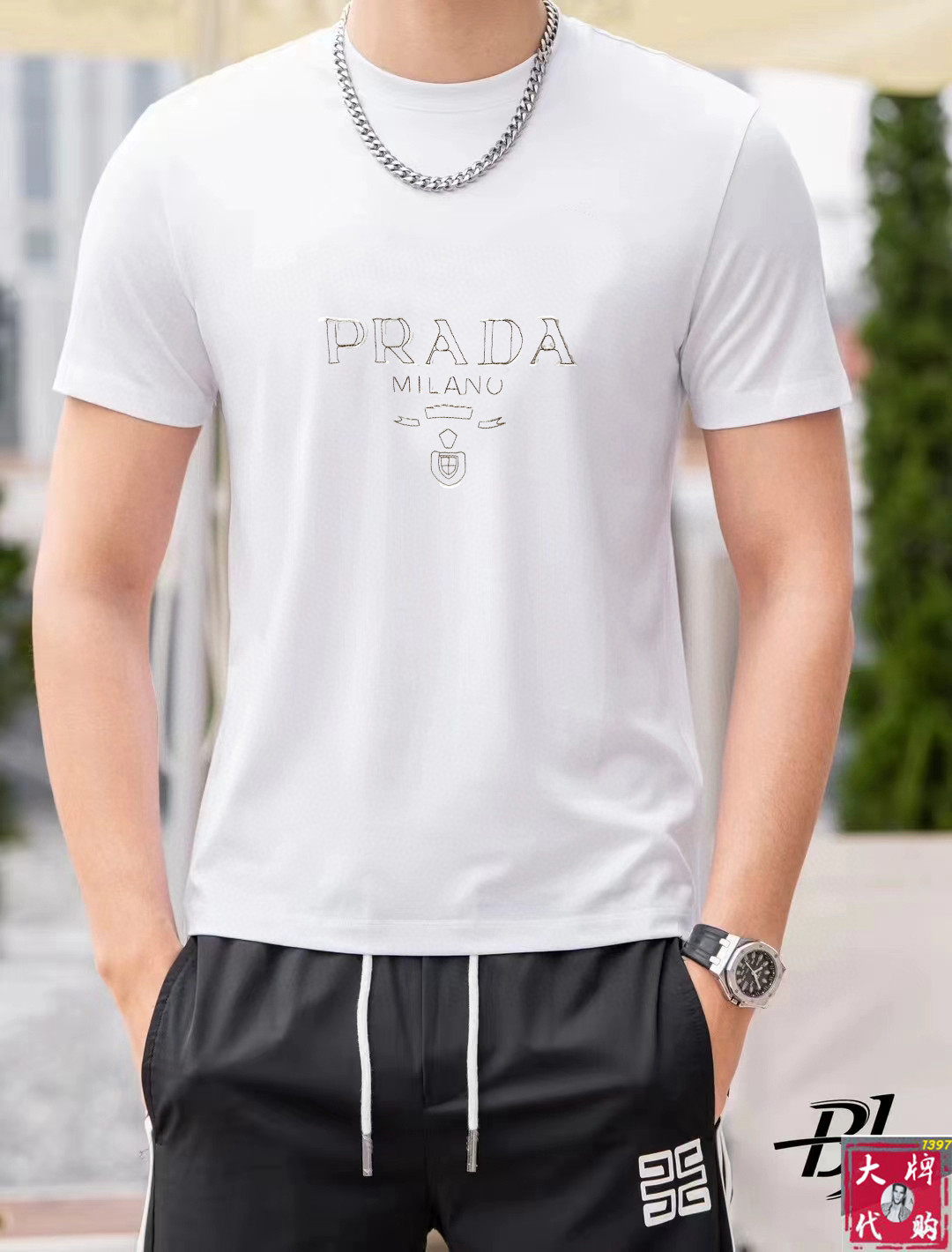 NO:417707,Prada Prada Fat Brother Gospel XL wears 200 pounds, top-quality round neck, casual short-sleeved high-end custom versatile style, anyone can easily control it, full-customized fabric craftsmanship, the latest logo design of luxury classic brand on the chest, very high-end, those who understand goods must enter!  The style and tailoring are slim styles, which are very exquisite, showing aura and highlighting the exquisiteness of business men. This is the unique feature, just right slim fit, and the upper body effect is very good!  Size XS-XL (counter code is equivalent to M-3XL), prada, prada, T-shirt, alexander wang19860909Prada 普拉达 胖哥福音XL穿200斤 顶级圆领休闲短袖高级定制百搭款式 任何人都可以轻松驾驭 面料全订制工艺 胸前奢华经典品牌最新logo设计,非常显档次懂货的必须入！版型剪裁属于修身款 非常精致,显气场,又会凸显商务男士的精致,这就是独到之处,恰到好处的修身,上身效果非常赞！尺码XS-XL（专柜码等同M-3XL）,,prada,prada,T-shirt,alexander wang,Men's clothing