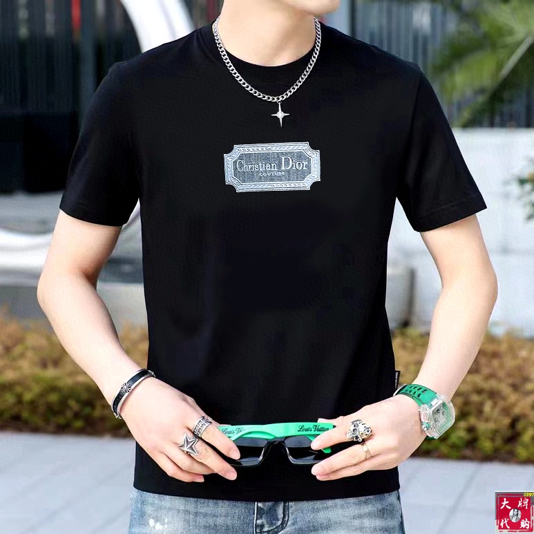 NO:477770,DIOR, Fat Brother Gospel XL, top-quality round neck, casual short-sleeved high-end custom versatile style, which can be easily controlled by anyone. The fabric is fully customized, the latest logo design of the luxurious classic brand on the chest, which is very high-end and must be entered if you understand the goods!  The style and tailoring are slim styles, which are very exquisite, showing aura and highlighting the exquisiteness of business men. This is the unique feature, the right slim fit, and the upper body effect is very good!  Size XS-XL (counter code is equivalent to M-3XL), dior, dior, T-shirt, alexander wang19860909DIOR 迪奥 胖哥福音XL穿斤 顶级圆领休闲短袖高级定制百搭款式 任何人都可以轻松驾驭 面料全订制工艺 胸前奢华经典品牌最新logo设计,非常显档次懂货的必须入！版型剪裁属于修身款 非常精致,显气场,又会凸显商务男士的精致,这就是独到之处,恰到好处的修身,上身效果非常赞！尺码XS-XL（专柜码等同M-3XL）,,dior,dior,T-shirt,alexander wang,Men's clothing