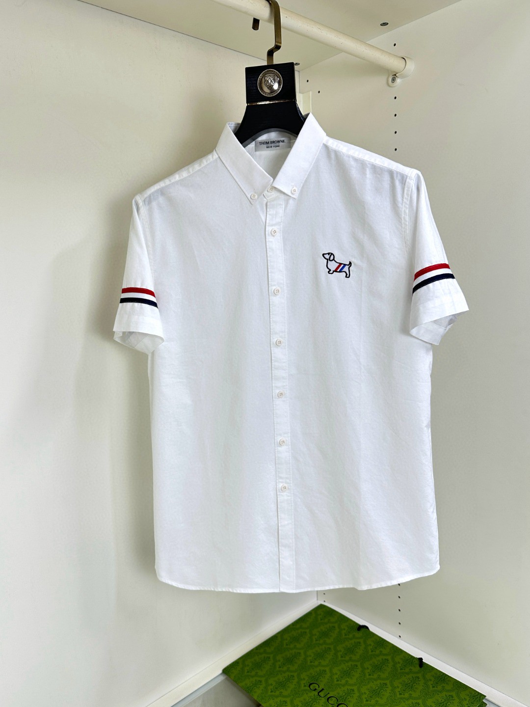 NO:425277,TB Tom Brown Top-grade business original single short-sleeved shirt high-end custom versatile styles, anyone can easily control it. Fully customized fabric craftsmanship, the latest logo design of luxury classic brand on the chest, which is very high-end and must be entered if you understand the goods!  The style and tailoring are slim styles, which are very exquisite, showing aura and highlighting the exquisiteness of business men. This is the unique feature, the right slim fit, and the upper body effect is very good!  Size M-3XL (maximum wear to 190 catties), thom browne,shirts,T-shirt,alexander wang19860909TB 汤姆布朗 顶级商务原单短袖衬衫高级定制百搭款式 任何人都可以轻松驾驭 面料全订制工艺 胸前奢华经典品牌最新logo设计,非常显档次懂货的必须入！版型剪裁属于修身款 非常精致,显气场,又会凸显商务男士的精致,这就是独到之处,恰到好处的修身,上身效果非常赞！尺码M-3XL（最大穿到190斤）,,thom browne,shirts,T-shirt,alexander wang,Men's clothing