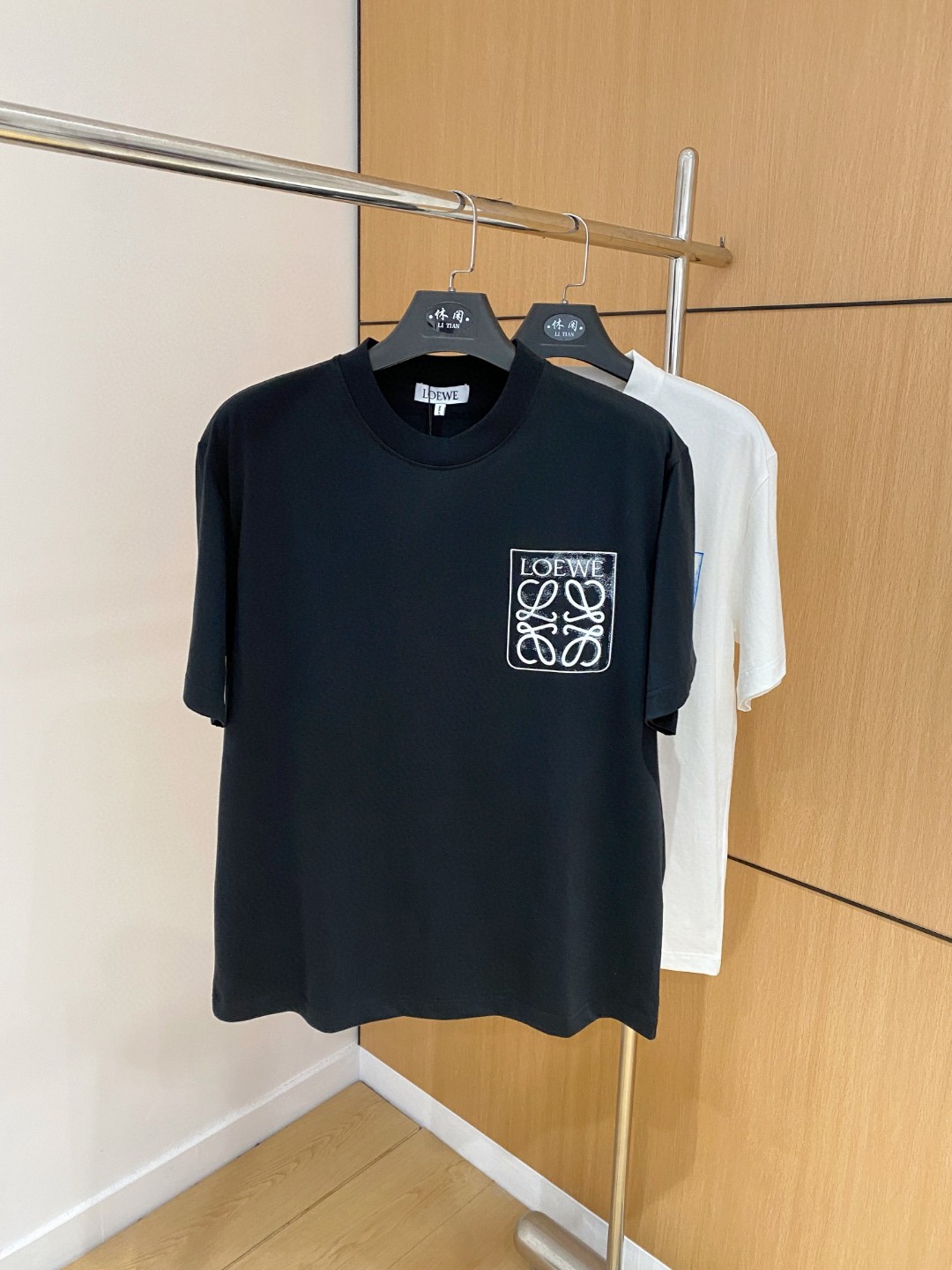 NO:516458,Loewe Loewe Fat Brother Gospel XL wears 200 pounds, top-quality round neck, casual short-sleeved high-end custom versatile style, anyone can easily control it, full-customized fabric craftsmanship, the latest logo design of the luxurious classic brand on the chest, very high-end, those who understand goods must enter!  The style and tailoring are slim styles, which are very exquisite, showing aura and highlighting the exquisiteness of business men. This is the unique feature, the right slim fit, and the upper body effect is very good!  Size XS-XL (counter code is equivalent to M-3XL), loewe,loewe,T-shirt,alexander wang19860909Loewe 罗意威 胖哥福音XL穿200斤 顶级圆领休闲短袖高级定制百搭款式 任何人都可以轻松驾驭 面料全订制工艺 胸前奢华经典品牌最新logo设计,非常显档次懂货的必须入！版型剪裁属于修身款 非常精致,显气场,又会凸显商务男士的精致,这就是独到之处,恰到好处的修身,上身效果非常赞！尺码XS-XL（专柜码等同M-3XL）,,loewe,loewe,T-shirt,alexander wang,Men's clothing