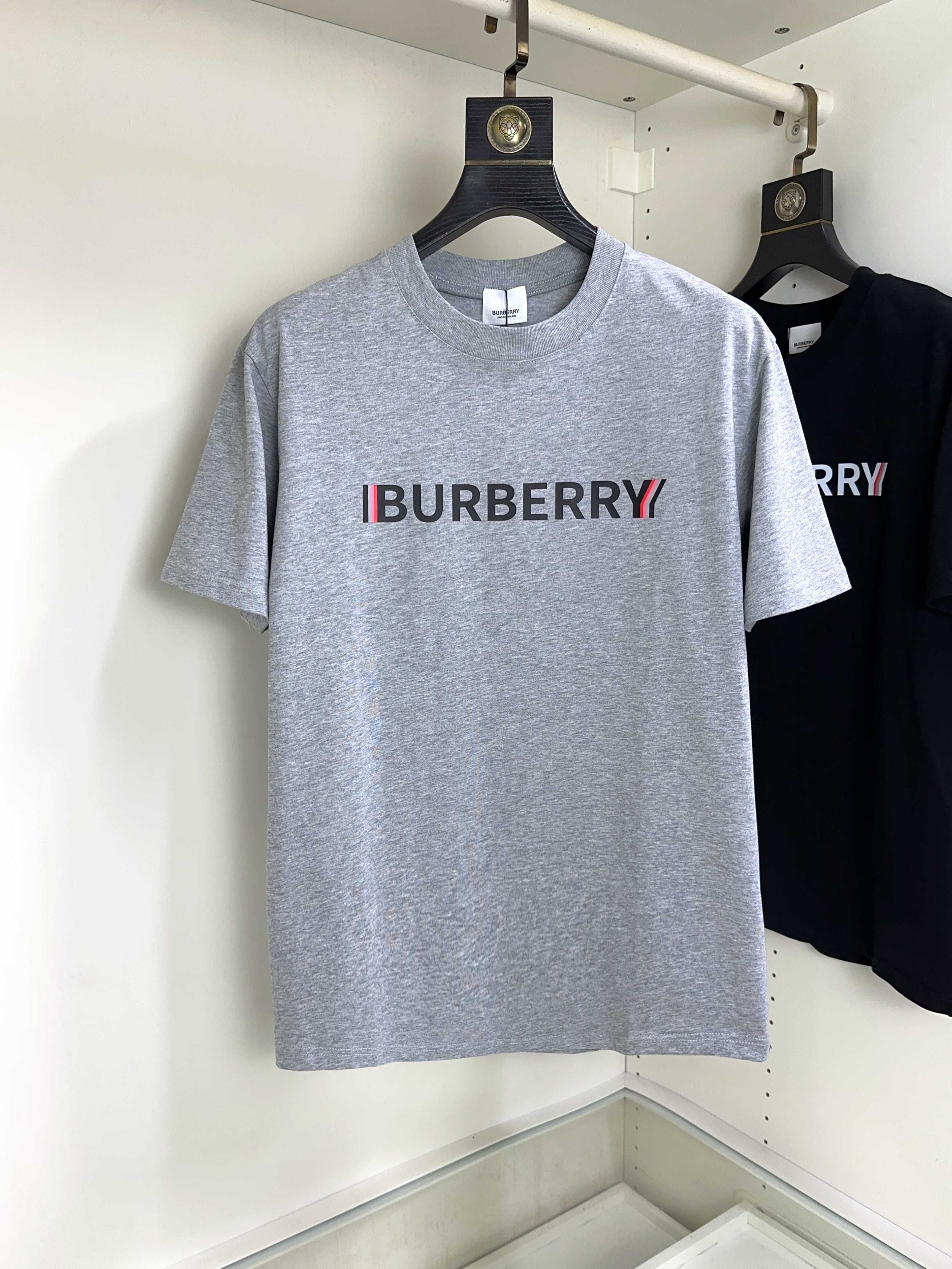 NO:514969,Burberry Top round neck, casual short-sleeved high-end custom versatile style, anyone can easily control it. The fabric is fully customized craftsmanship, the latest logo design of the luxurious classic brand on the chest, which is very high-end and must be entered if you understand the goods!  The style and tailoring are slim styles, which are very exquisite, showing aura and highlighting the exquisiteness of business men. This is the unique feature, the right slim fit, and the upper body effect is very good!  Size S-XL can wear 190 catties, burberry, burberry, T-shirt, alexander wang19860909Burberry 巴宝莉 顶级圆领休闲短袖高级定制百搭款式 任何人都可以轻松驾驭 面料全订制工艺 胸前奢华经典品牌最新logo设计,非常显档次懂货的必须入！版型剪裁属于修身款 非常精致,显气场,又会凸显商务男士的精致,这就是独到之处,恰到好处的修身,上身效果非常赞！尺码S-XL 可穿190斤,,burberry,burberry,T-shirt,alexander wang,Men's clothing