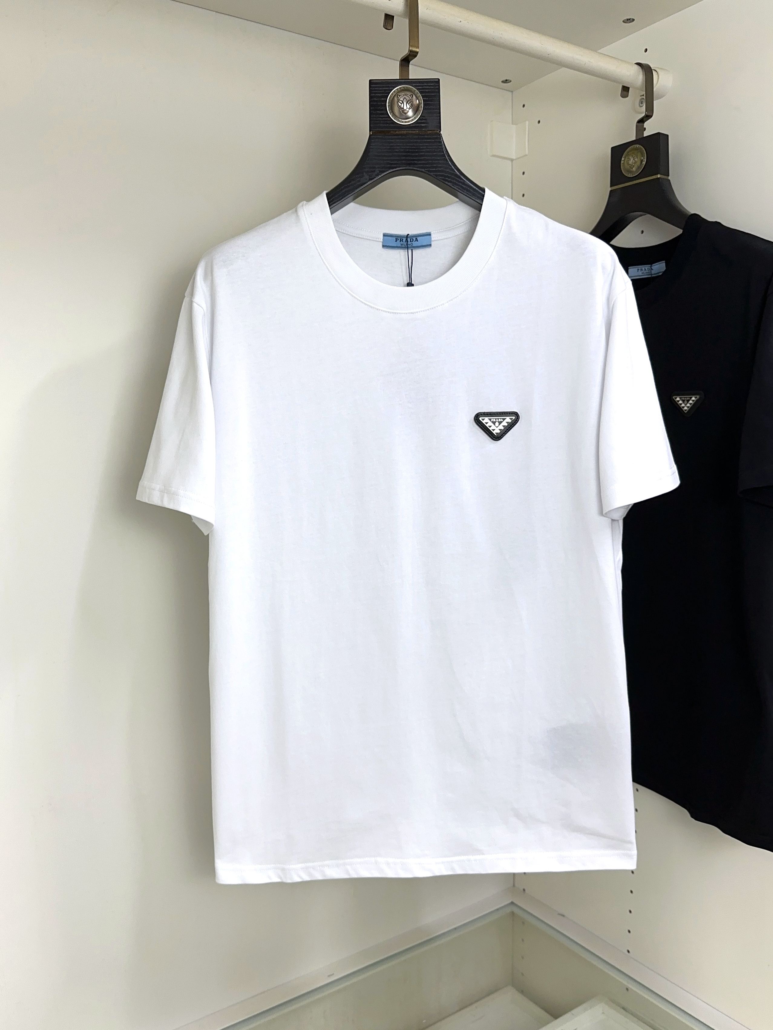 NO:514975,Prada Top round neck, casual short-sleeved high-end custom versatile styles, anyone can easily control the fabric, fully customized craftsmanship, the latest logo design of luxury classic brand on the chest, very high-end and those who understand goods must enter!  The style and tailoring are slim styles, which are very exquisite, showing aura and highlighting the exquisiteness of business men. This is the unique feature, the right slim fit, and the upper body effect is very good!  Size S-XL can wear 190 catties, prada, prada, T-shirt, alexander wang19860909Prada 普拉达 顶级圆领休闲短袖高级定制百搭款式 任何人都可以轻松驾驭 面料全订制工艺 胸前奢华经典品牌最新logo设计,非常显档次懂货的必须入！版型剪裁属于修身款 非常精致,显气场,又会凸显商务男士的精致,这就是独到之处,恰到好处的修身,上身效果非常赞！尺码S-XL 可穿190斤,,prada,prada,T-shirt,alexander wang,Men's clothing