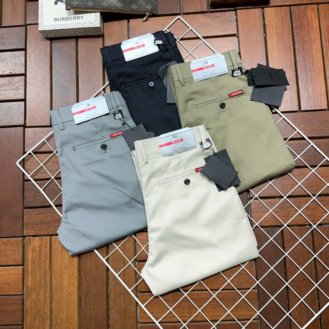 NO:410981,Prada New style and new products available for sale in physical stores. The original 1:1 good product for the counter, suitable for all ages. The highest version of imported European fabrics in the market. They are comfortable, soft and skin-friendly, with super cool and fashionable and versatile upper body effect, straight and stylish, a must-have for the wardrobe!  Suitable for any occasion Size 29-40, prada, prada, alexander wang19860909Prada普拉达 新款新品 专柜有售 实体店极品休闲裤专柜原版1:1好货,适合各个年龄段.市场最高版本的欧洲进口面料.舒适柔软亲肤,上身效果超级棒时尚百搭,笔挺有型,衣橱必备！适合任何场合穿着 尺码29-40,,prada,prada,alexander wang,Men's clothing