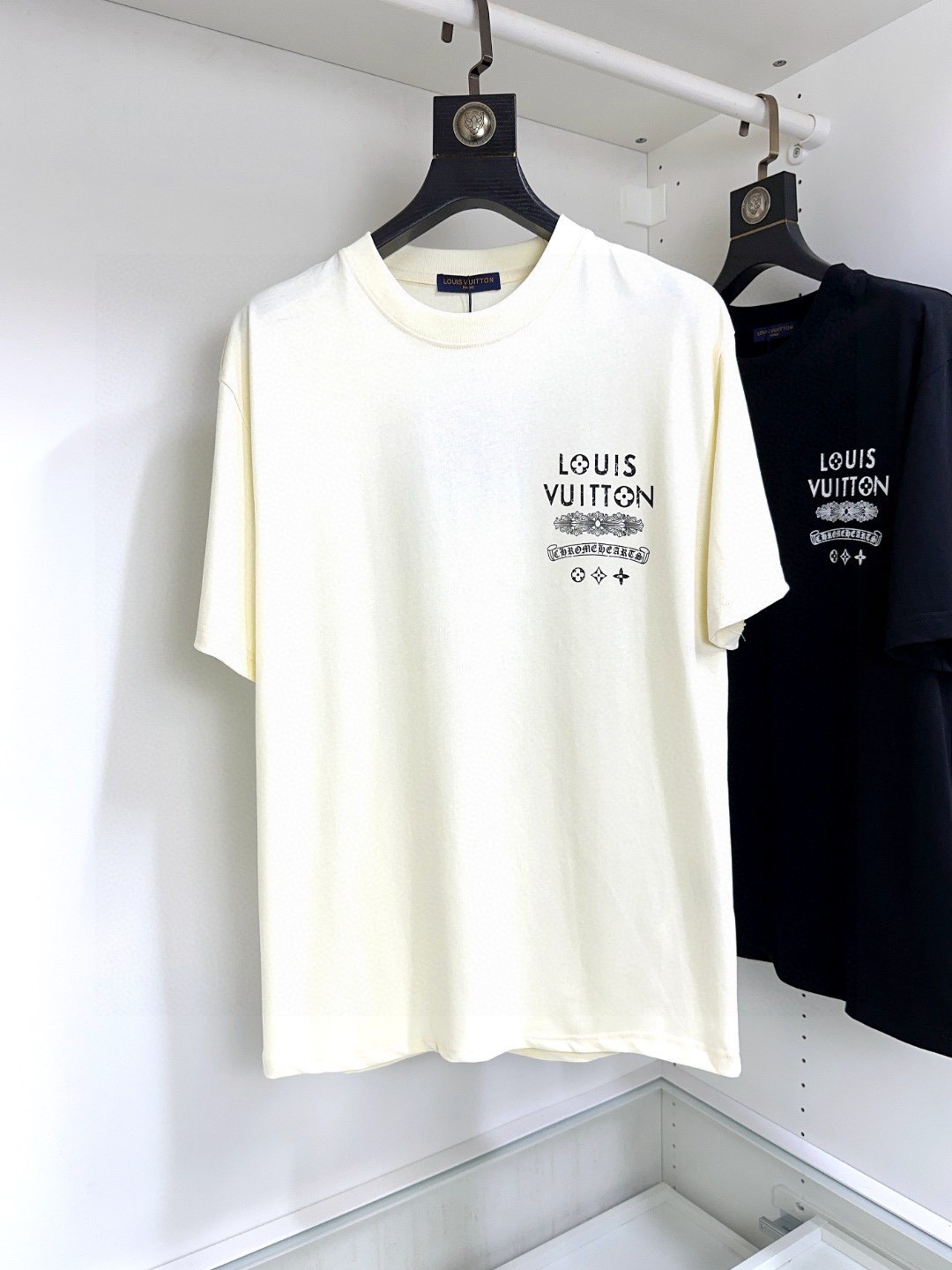 NO:427520,LV Louis Vuitton Fat Brother Gospel can wear 200 pounds, top-level round neck casual short sleeves, top-level version, high-end custom versatile styles, anyone can easily control the fabric, full customization and craftsmanship, the latest logo design of the luxurious classic brand on the chest, very high-end and those who understand goods must enter!  The style and tailoring are slim styles, which are very exquisite, showing aura and highlighting the exquisiteness of business men. This is the unique feature, the right slim fit, and the upper body effect is very good!  Size XS-XL (counter code is equivalent to M-3XL), louis vuitton,louis vuitton,t-shirt,alexander wang19860909LV 路易威登 胖哥福音可穿200斤 顶级圆领休闲短袖 顶级版本 高级定制百搭款式 任何人都可以轻松驾驭 面料全订制工艺 胸前奢华经典品牌最新logo设计,非常显档次懂货的必须入！版型剪裁属于修身款 非常精致,显气场,又会凸显商务男士的精致,这就是独到之处,恰到好处的修身,上身效果非常赞！尺码XS-XL（专柜码等同M-3XL）,,louis vuitton,louis vuitton,T-shirt,alexander wang,Men's clothing