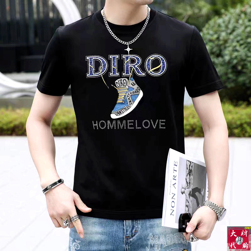 NO:522507,DIOR DIOR Fat Brother Gospel Maximum 4XL can wear 200 catties top-level round neck casual short sleeve high-end custom versatile style. Anyone can easily control it. The fabric is fully customized craftsmanship. The latest logo design of the luxurious classic brand on the chest is very high-end. Those who understand goods must enter!  The style and tailoring are slim styles, which are very exquisite, showing aura and highlighting the exquisiteness of business men. This is the unique feature, the right slim fit, and the upper body effect is very good!  Size M-4XL, dior, dior, T-shirt, alexander wang19860909DIOR 迪奥 胖哥福音最大4XL可穿200斤顶级圆领休闲短袖高级定制百搭款式 任何人都可以轻松驾驭 面料全订制工艺 胸前奢华经典品牌最新logo设计,非常显档次懂货的必须入！版型剪裁属于修身款 非常精致,显气场,又会凸显商务男士的精致,这就是独到之处,恰到好处的修身,上身效果非常赞！尺码M-4XL,,dior,dior,T-shirt,alexander wang,Men's clothing
