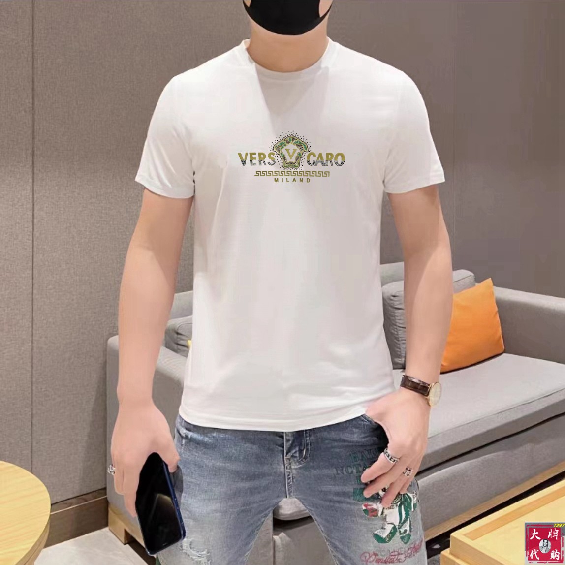 NO:522510,Versace Fat Brother Gospel Max 4XL can wear 200 catties Top round neck casual short sleeve high-end custom versatile styles that anyone can easily control. Fully customized fabric craftsmanship, the latest logo design of luxury classic brand on the chest, very high-end and high-end people who understand goods must enter!  The style and tailoring are slim styles, which are very exquisite, showing aura and highlighting the exquisiteness of business men. This is the unique feature, the right slim fit, and the upper body effect is very good!  Size M-4XL, versace, versace, T-shirt, alexander wang19860909Versace 范思哲 胖哥福音最大4XL可穿200斤 顶级圆领休闲短袖高级定制百搭款式 任何人都可以轻松驾驭 面料全订制工艺 胸前奢华经典品牌最新logo设计,非常显档次懂货的必须入！版型剪裁属于修身款 非常精致,显气场,又会凸显商务男士的精致,这就是独到之处,恰到好处的修身,上身效果非常赞！尺码M-4XL,,versace,versace,T-shirt,alexander wang,Men's clothing