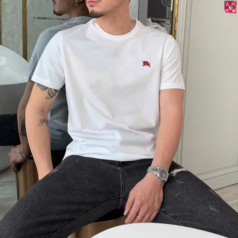 NO:494928,Burberry, Fat Brother Gospel Max 4XL, wearable 200 catties, top-grade round neck, casual short-sleeved high-end custom versatile style, anyone can easily control it, full-customized fabric craftsmanship, the latest logo design of the luxurious classic brand on the chest, very high-end, those who understand goods must enter!  The style and tailoring are slim styles, which are very exquisite, showing aura and highlighting the exquisiteness of business men. This is the unique feature, the right slim fit, and the upper body effect is very good!  Size M-4XL, burberry, burberry, T-shirt, alexander wang19860909Burberry 巴宝莉 胖哥福音最大4XL可穿200斤顶级圆领休闲短袖高级定制百搭款式 任何人都可以轻松驾驭 面料全订制工艺 胸前奢华经典品牌最新logo设计,非常显档次懂货的必须入！版型剪裁属于修身款 非常精致,显气场,又会凸显商务男士的精致,这就是独到之处,恰到好处的修身,上身效果非常赞！尺码M-4XL,,burberry,burberry,T-shirt,alexander wang,Men's clothing