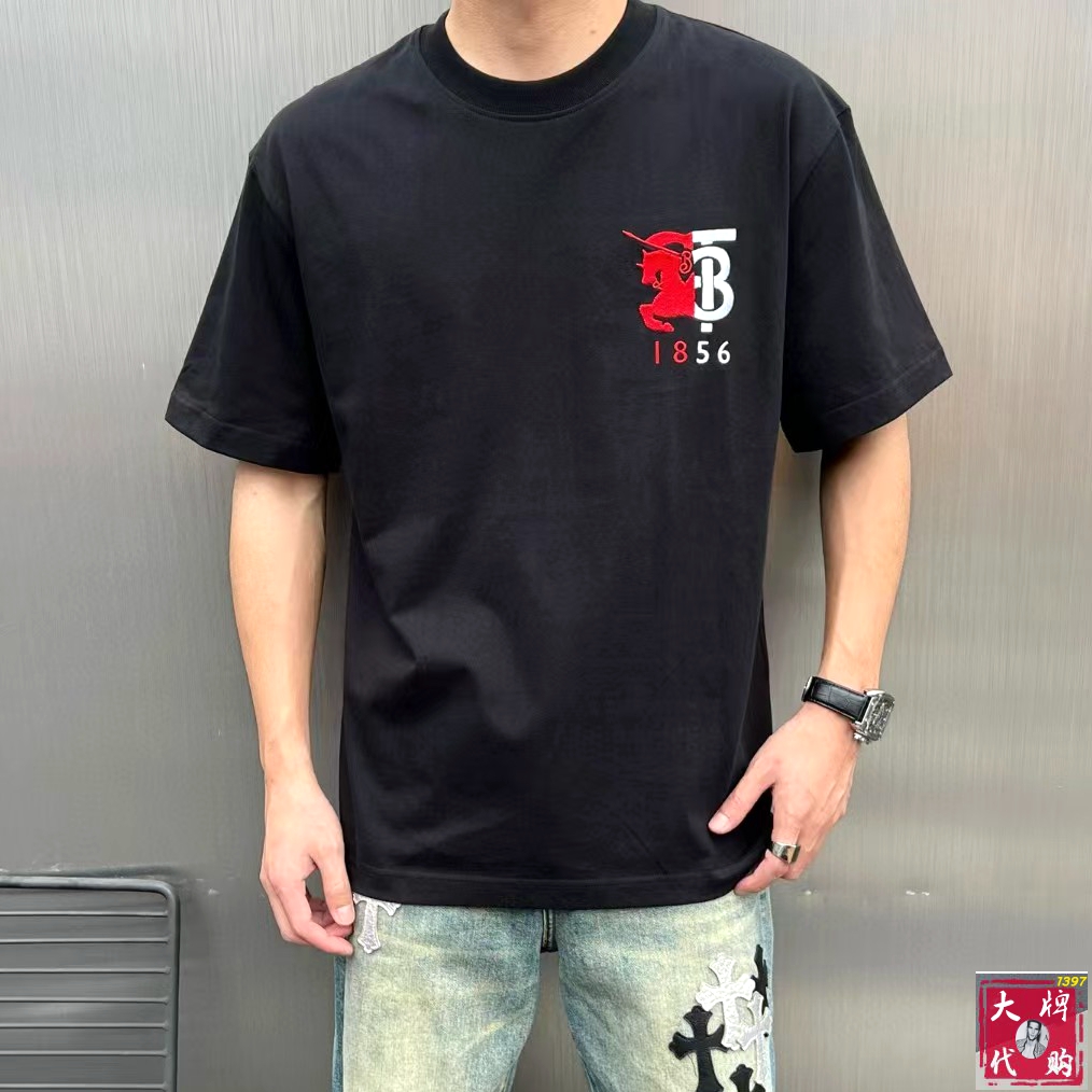 NO:513884,Burberry, Fat Brother Gospel XL wears 200 pounds, top-quality round neck, casual short-sleeved high-end custom versatile style, anyone can easily control it, full-customized fabric craftsmanship, the latest logo design of luxury classic brand on the chest, very high-end, those who understand goods must enter!  The style and tailoring are slim styles, which are very exquisite, showing aura and highlighting the exquisiteness of business men. This is the unique feature, the right slim fit, and the upper body effect is very good!  Size XS-XL (counter code is equivalent to M-3XL), burberry, burberry, T-shirt, alexander wang19860909Burberry 巴宝莉 胖哥福音XL穿200斤 顶级圆领休闲短袖高级定制百搭款式 任何人都可以轻松驾驭 面料全订制工艺 胸前奢华经典品牌最新logo设计,非常显档次懂货的必须入！版型剪裁属于修身款 非常精致,显气场,又会凸显商务男士的精致,这就是独到之处,恰到好处的修身,上身效果非常赞！尺码XS-XL（专柜码等同M-3XL）,,burberry,burberry,T-shirt,alexander wang,Men's clothing