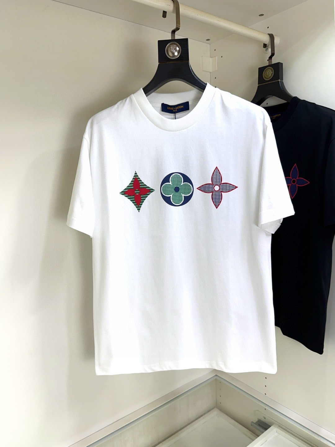 NO:494854,LV Louis Vuitton Fat Brother Gospel XL wears 200 catties top round neck casual short sleeve high-end custom versatile styles that anyone can easily control. Fully customized fabric craftsmanship, the latest logo design of luxury classic brand on the chest, very high-end and high-end people who understand goods must enter!  The style and tailoring are slim styles, which are very exquisite, showing aura and highlighting the exquisiteness of business men. This is the unique feature, the right slim fit, and the upper body effect is very good!  Size XS-XL (counter code is equivalent to M-3XL), louis vuitton,louis vuitton,t-shirt,alexander wang19860909LV 路易威登 胖哥福音XL穿200斤 顶级圆领休闲短袖高级定制百搭款式 任何人都可以轻松驾驭 面料全订制工艺 胸前奢华经典品牌最新logo设计,非常显档次懂货的必须入！版型剪裁属于修身款 非常精致,显气场,又会凸显商务男士的精致,这就是独到之处,恰到好处的修身,上身效果非常赞！尺码XS-XL（专柜码等同M-3XL）,,louis vuitton,louis vuitton,T-shirt,alexander wang,Men's clothing