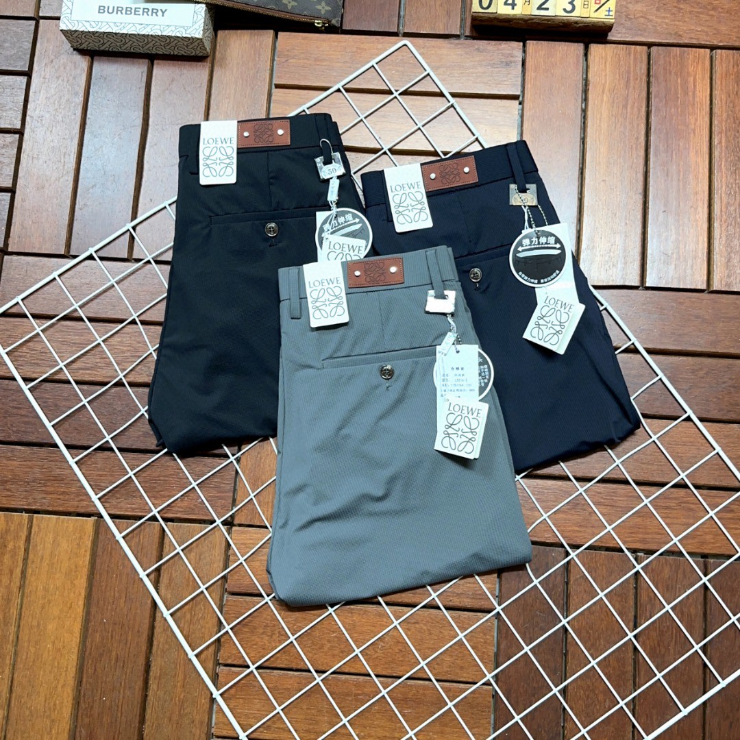NO:414329,Loewe, popular products are coming, new products, available in counters, physical stores have the best casual pants and trousers, the original 1:1 product, suitable for all ages. The highest version of the imported European fabric in the market. It is comfortable, soft and skin-friendly, and the upper body effect is super fashionable and versatile, straight and stylish, and a must-have for the wardrobe!  Suitable for any occasion Size 30-40, loewe, loewe, alexander wang19860909Loewe 罗意威 爆款来袭 新款新品 专柜有售 实体店已极品休闲裤西裤专柜原版1:1好货,适合各个年龄段.市场最高版本的欧洲进口面料.舒适柔软亲肤,上身效果超级棒时尚百搭,笔挺有型,衣橱必备！适合任何场合穿着 尺码30-40,,loewe,loewe,alexander wang,Men's clothing