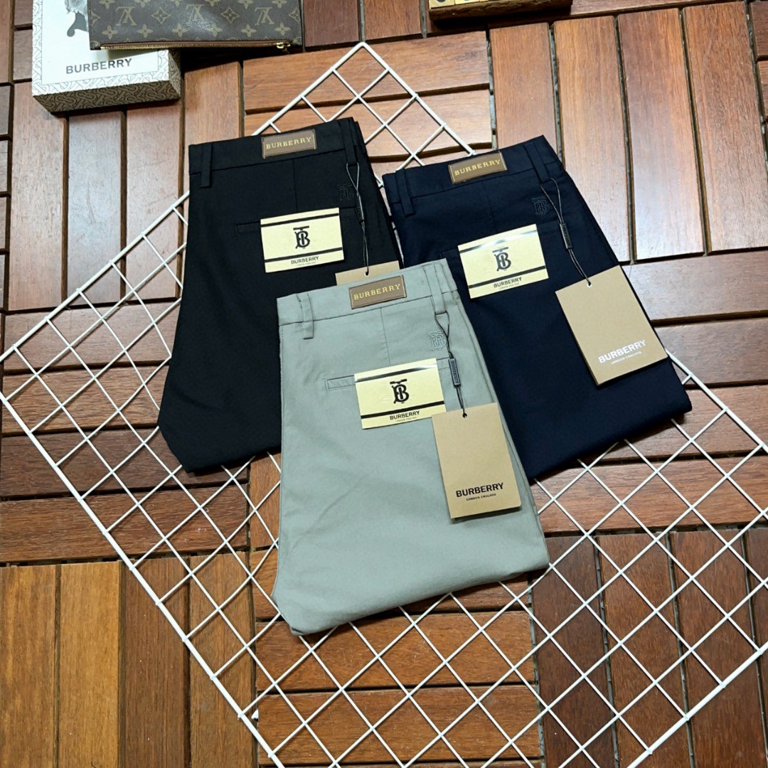 NO:414300,Burberry Burberry is coming, new styles and new products are available for sale in the counter. The original 1:1 product of the counter in physical stores is suitable for all ages. The highest version of the imported European fabric in the market is comfortable, soft and skin-friendly, with super cool and fashionable and versatile effect, straight and stylish, a must-have for the wardrobe!  Suitable for any occasion Size: 29-40, burberry, burberry, alexander wang19860909Burberry 巴宝莉 爆款来袭 新款新品 专柜有售 实体店已极品休闲裤西裤专柜原版1:1好货,适合各个年龄段.市场最高版本的欧洲进口面料.舒适柔软亲肤,上身效果超级棒时尚百搭,笔挺有型,衣橱必备！适合任何场合穿着 尺码:29-40,,burberry,burberry,alexander wang,Men's clothing