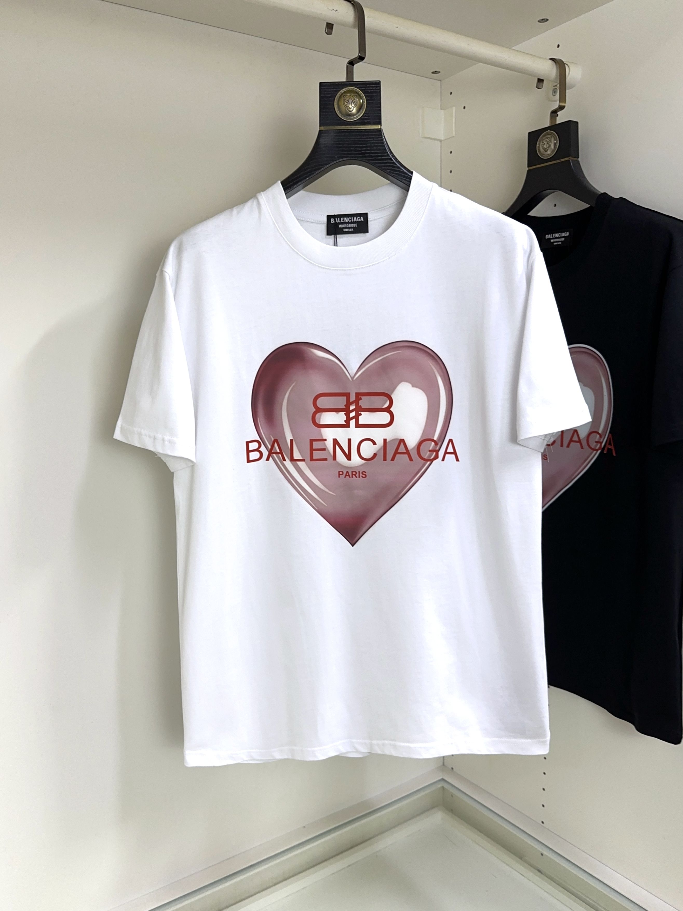 NO:520013,Balenciaga top round neck casual short sleeve high-end custom versatile styles that anyone can easily control. The fabric is fully customized craftsmanship, the latest logo design of the luxurious classic brand on the chest, which is very high-end and must be entered if you understand the goods!  The style and tailoring are slim styles, which are very exquisite, showing aura and highlighting the exquisiteness of business men. This is the unique feature, the right slim fit, and the upper body effect is very good!  Size S-XL can wear 190 catties, balenciaga, T-shirt, alexander wang19860909巴黎世家 顶级圆领休闲短袖高级定制百搭款式 任何人都可以轻松驾驭 面料全订制工艺 胸前奢华经典品牌最新logo设计,非常显档次懂货的必须入！版型剪裁属于修身款 非常精致,显气场,又会凸显商务男士的精致,这就是独到之处,恰到好处的修身,上身效果非常赞！尺码S-XL 可穿190斤,,balenciaga,T-shirt,alexander wang,Men's clothing